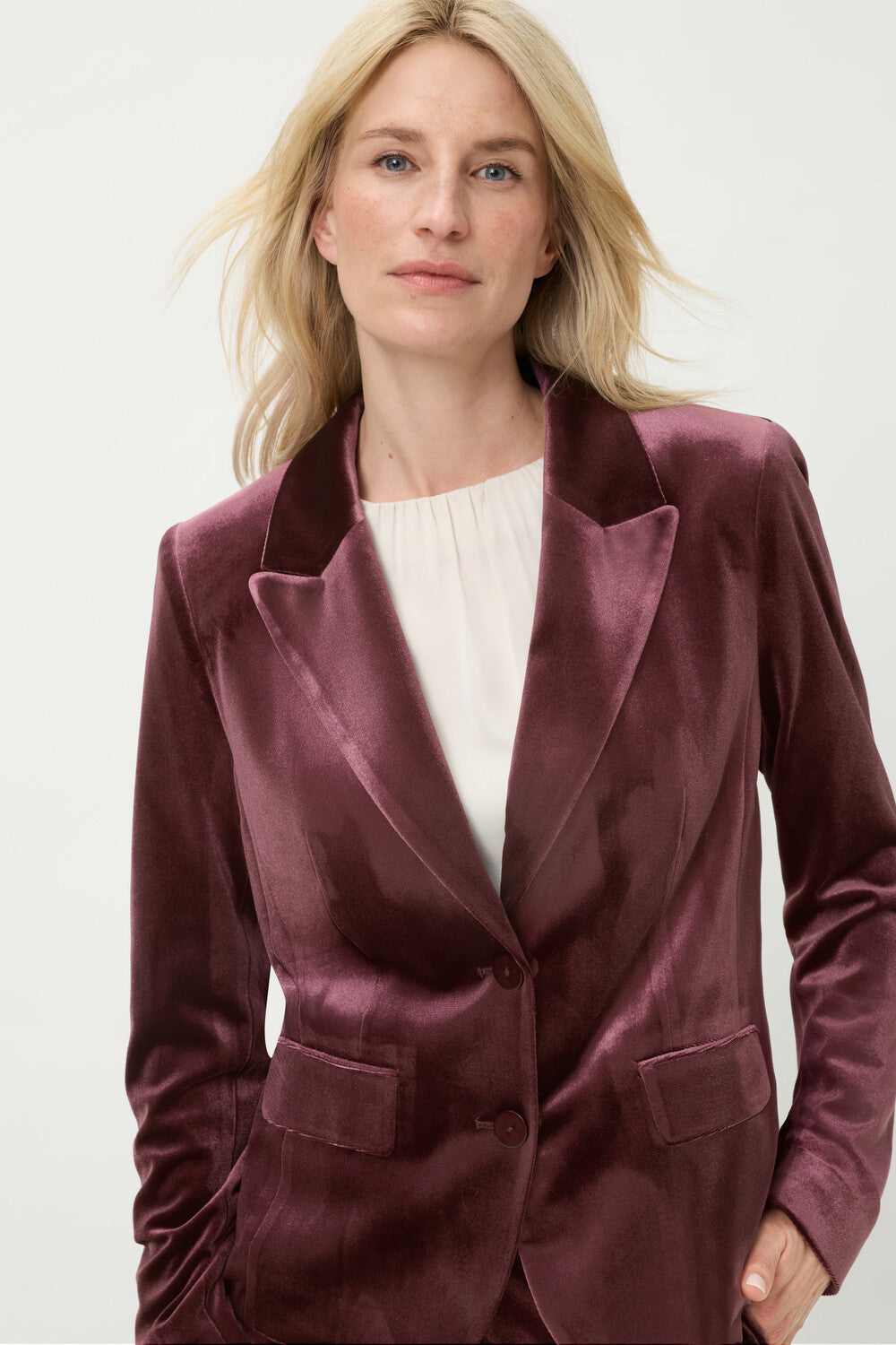 Velvet Blazer in Dark Wine