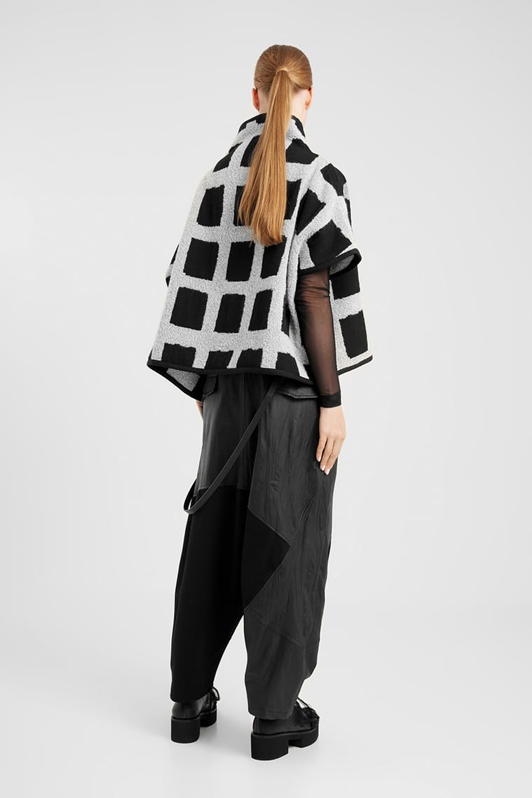 Half Sleeve Reversible Top in Black/Grey