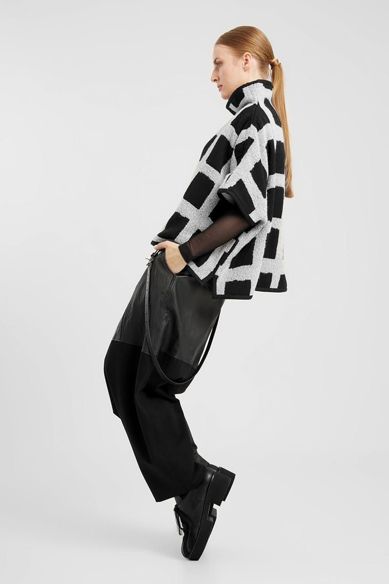 Half Sleeve Reversible Top in Black/Grey