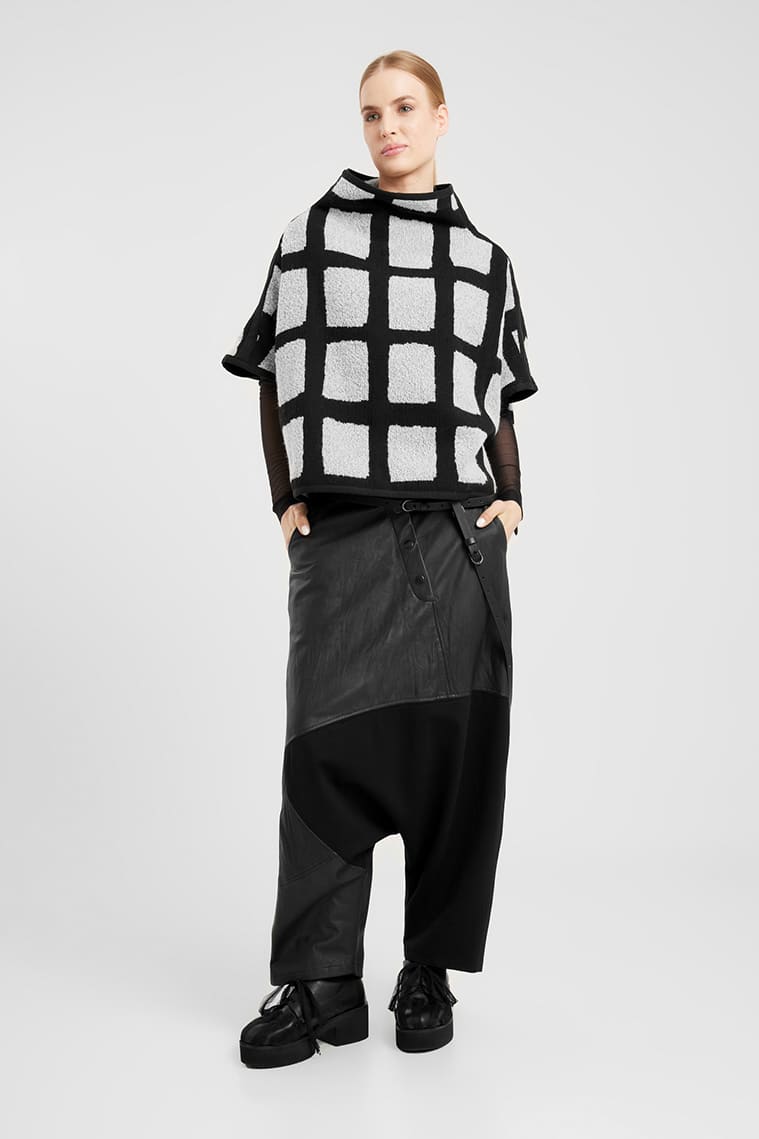 Half Sleeve Reversible Top in Black/Grey