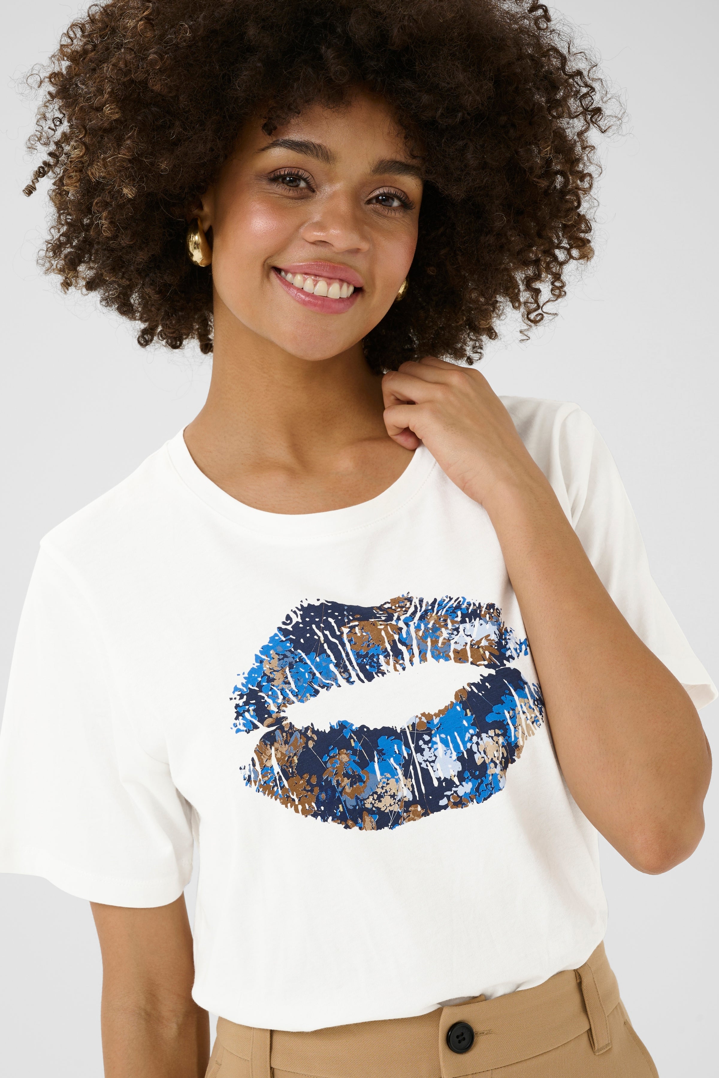 Gab Amora T-Shirt in White/Blue
