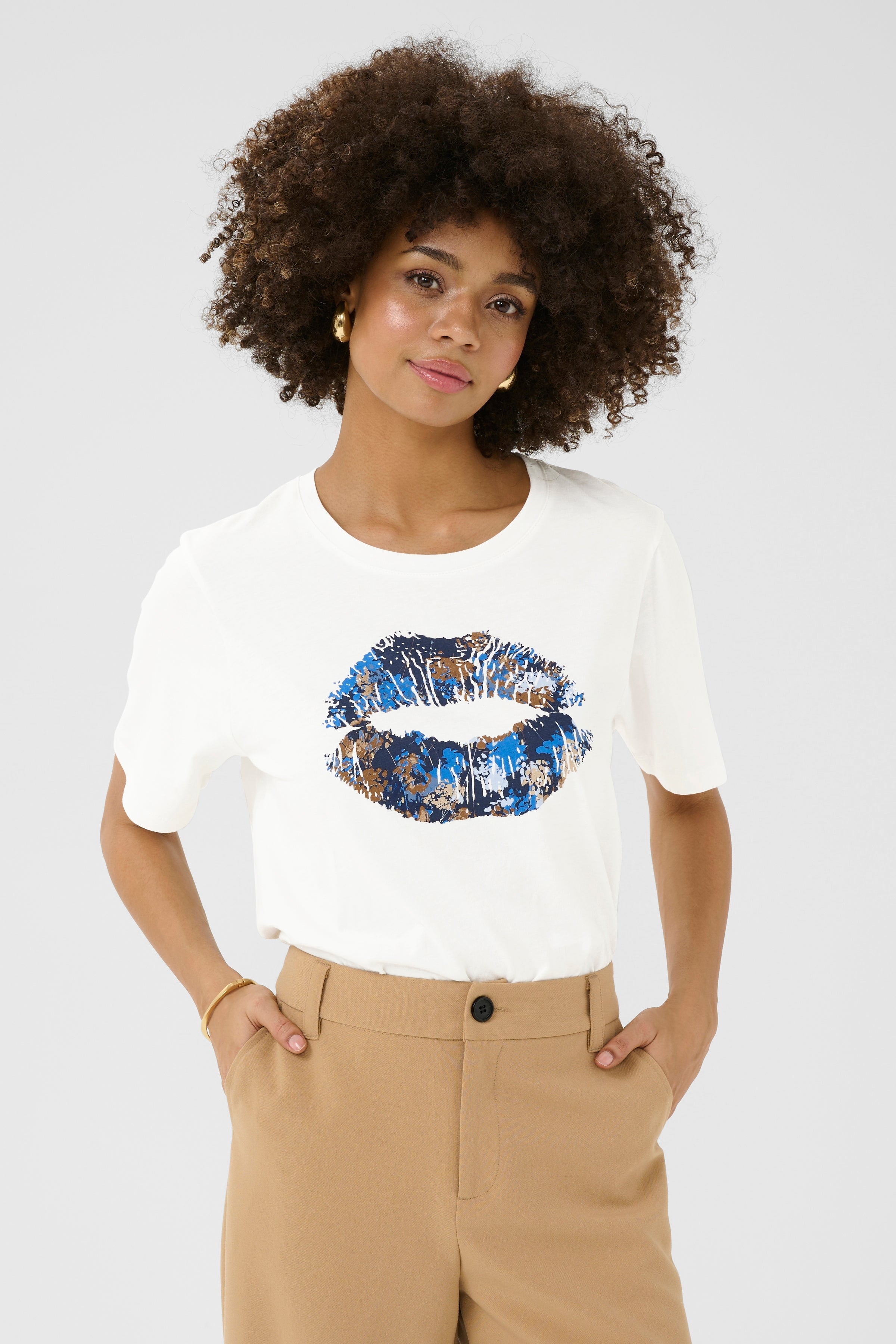Gab Amora T-Shirt in White/Blue