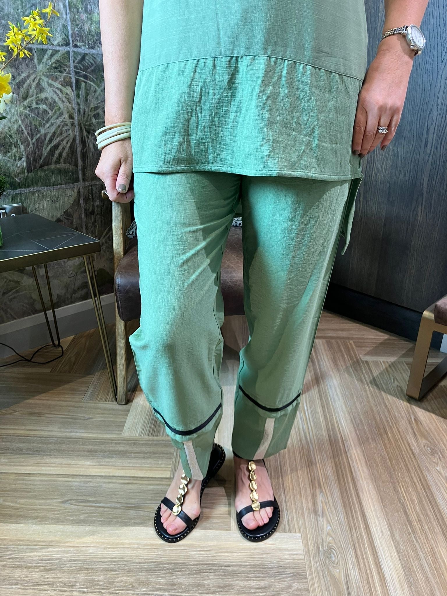 Relaxed Trouser with Hem Detail in Mint