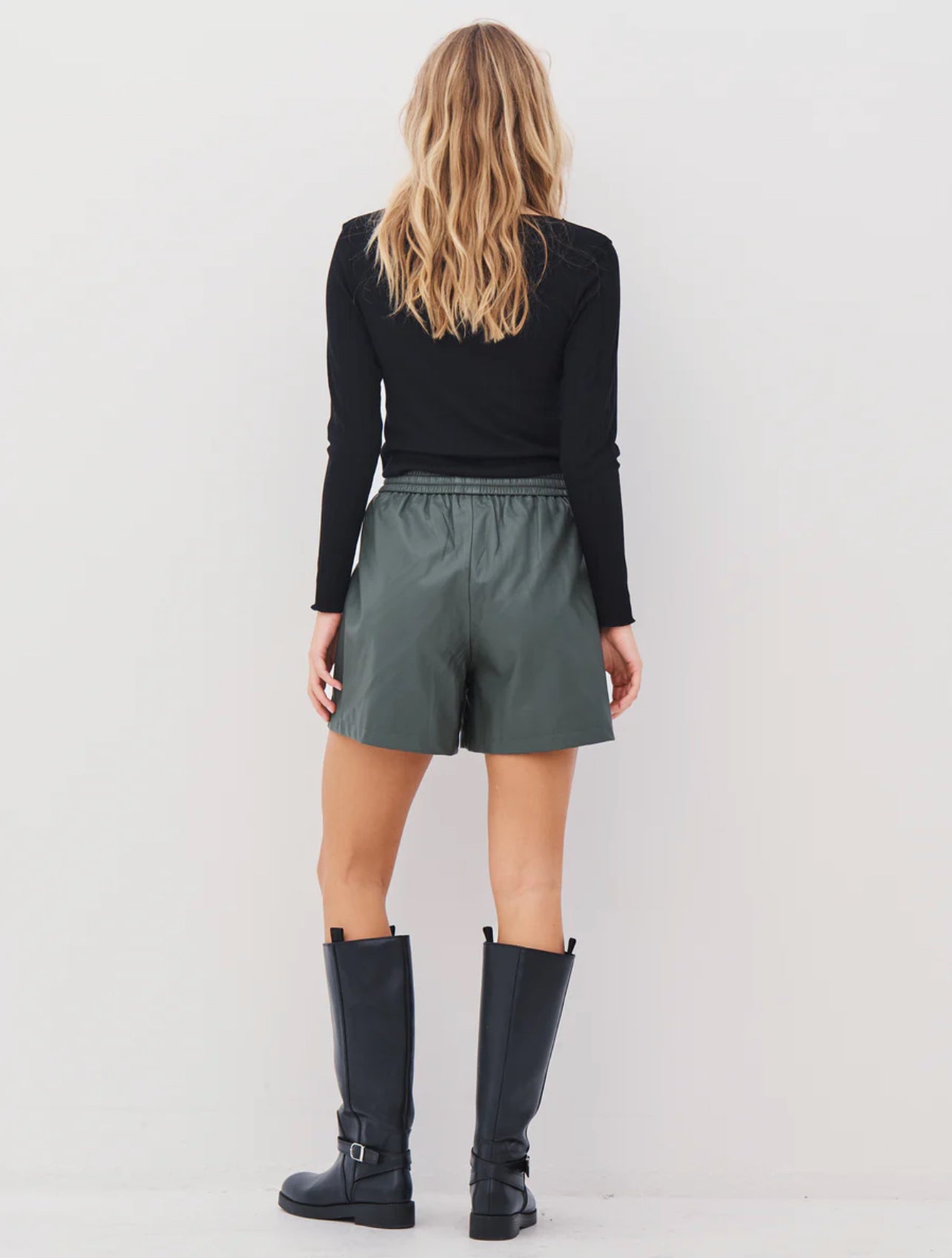 Abiha Tee in Black
