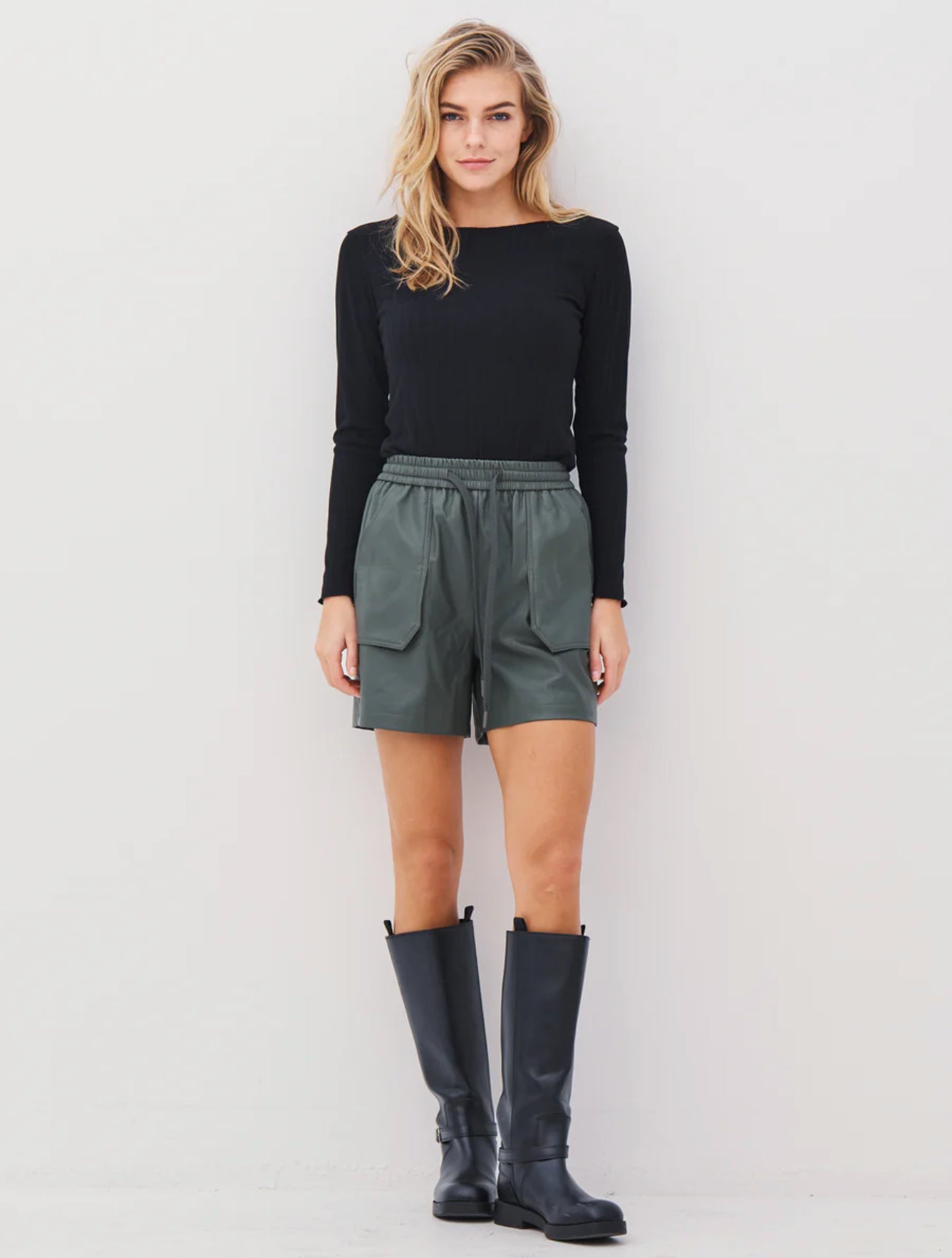 Abiha Tee in Black