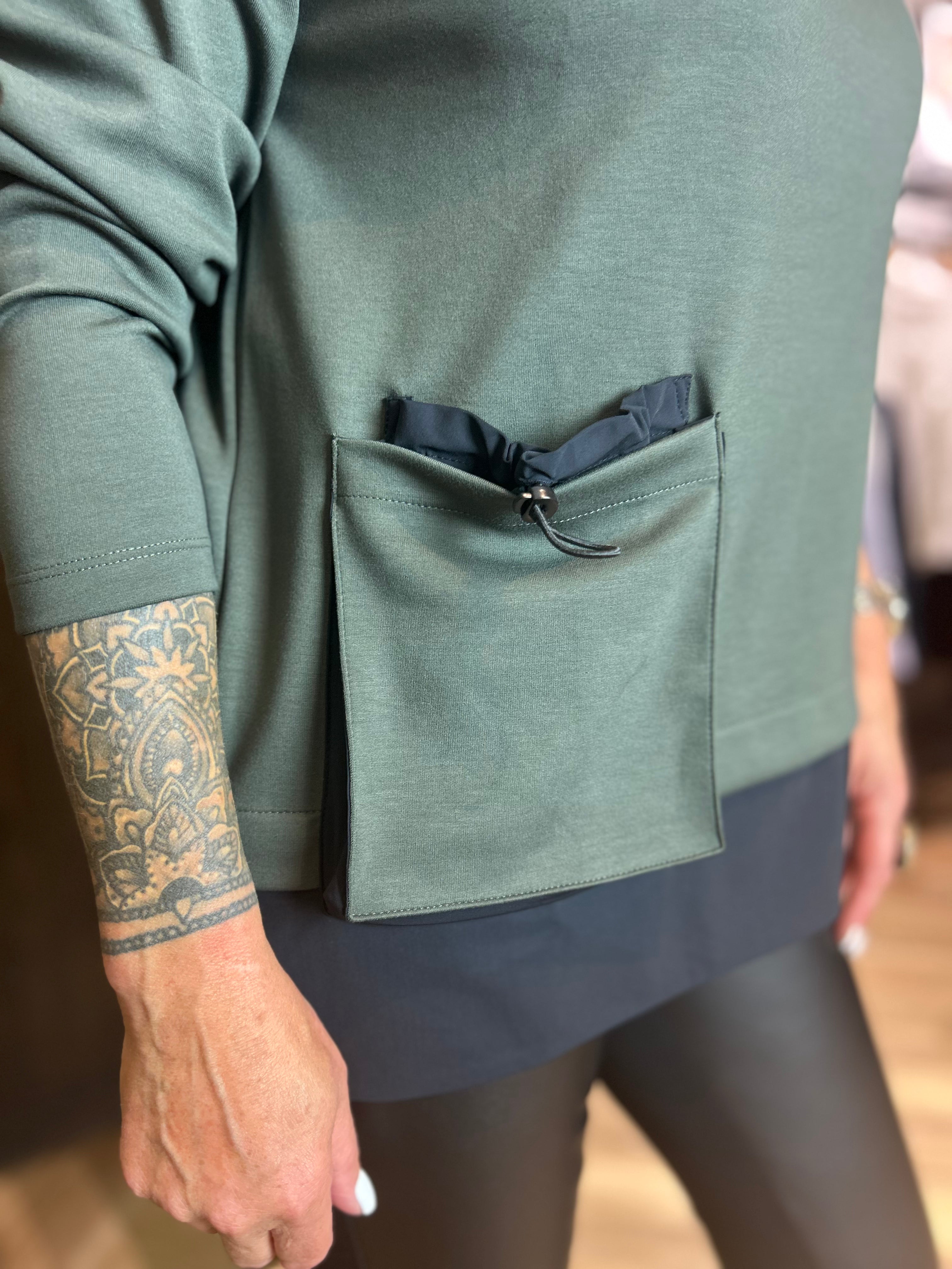 Soft Sweatshirt with Pocket Details in Forest/Black