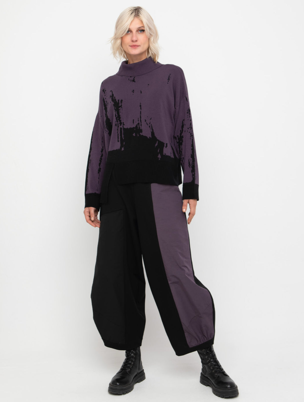 Trousers in Black Grape