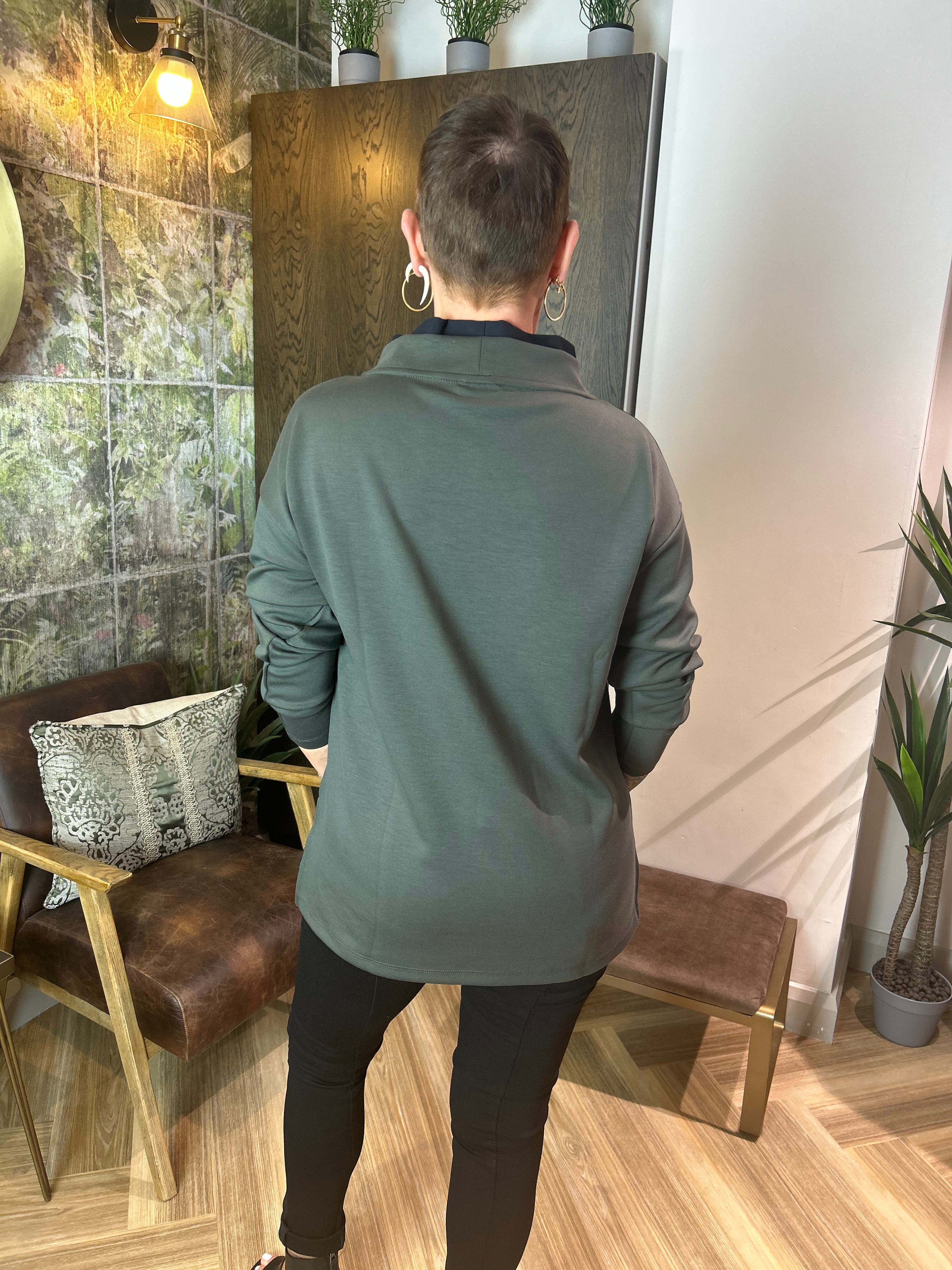 Soft Sweatshirt with Pocket Details in Forest/Black