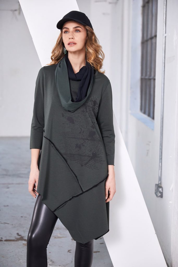 Placement Print Dipped Hemline Top in Forest