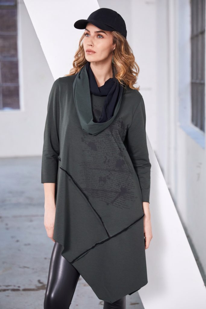 Placement Print Dipped Hemline Top in Forest