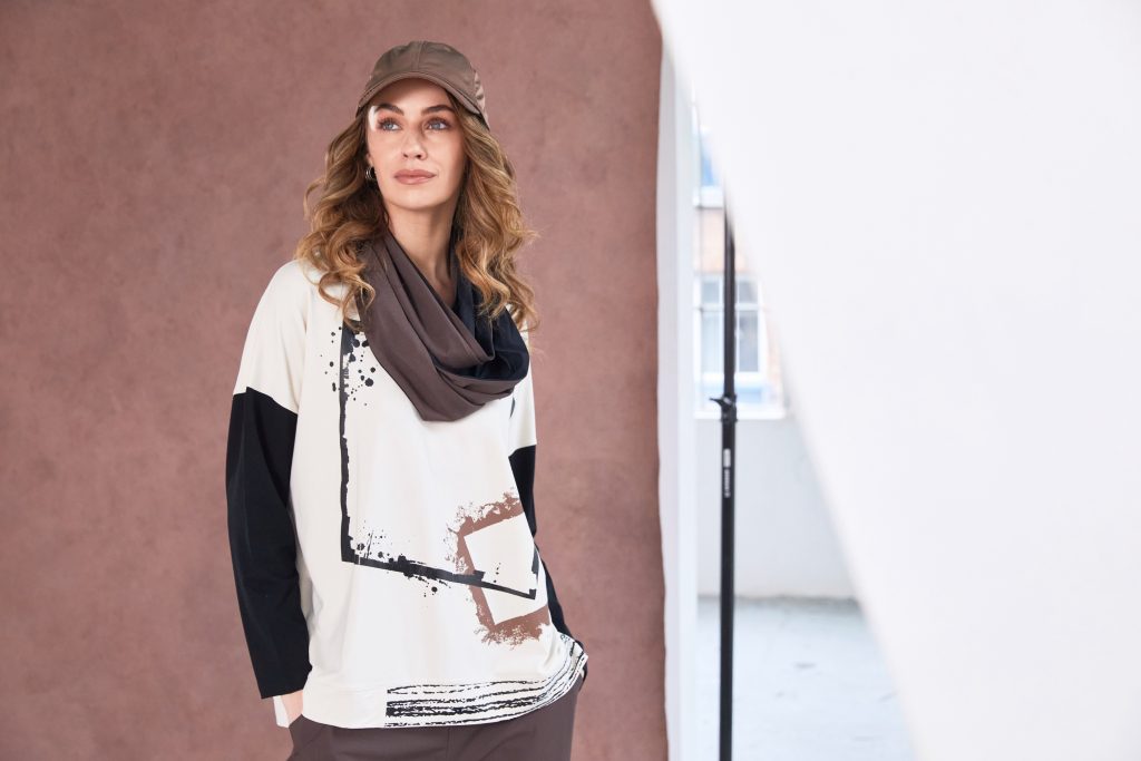 Placement Cube Print Top in Sand/Black