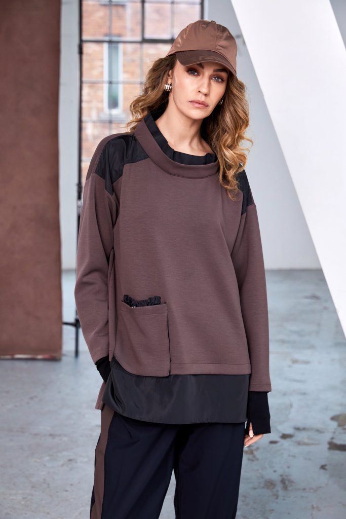 Soft Sweatshirt with Pocket Details in Cocoa/Black