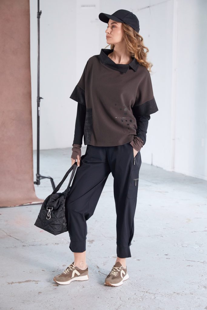 Placement Print Top Contrast Cut Away Collar in Black/Cocoa