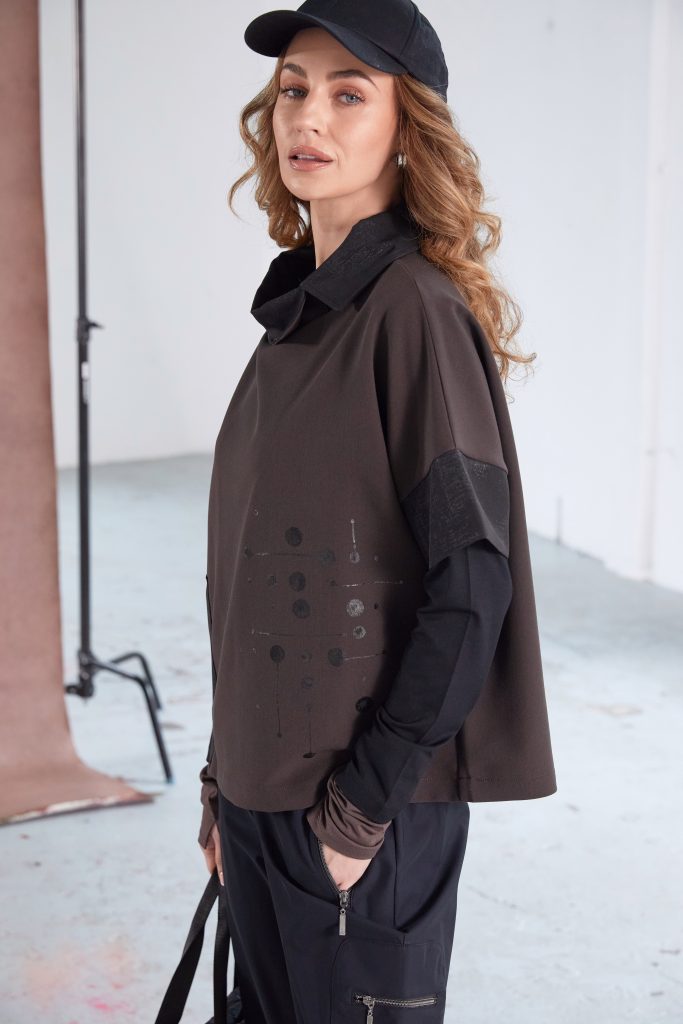 Placement Print Top Contrast Cut Away Collar in Black/Cocoa