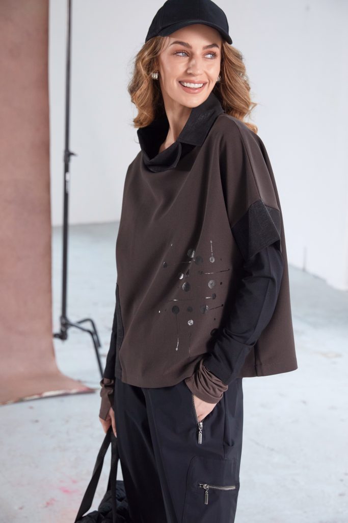 Placement Print Top Contrast Cut Away Collar in Black/Cocoa