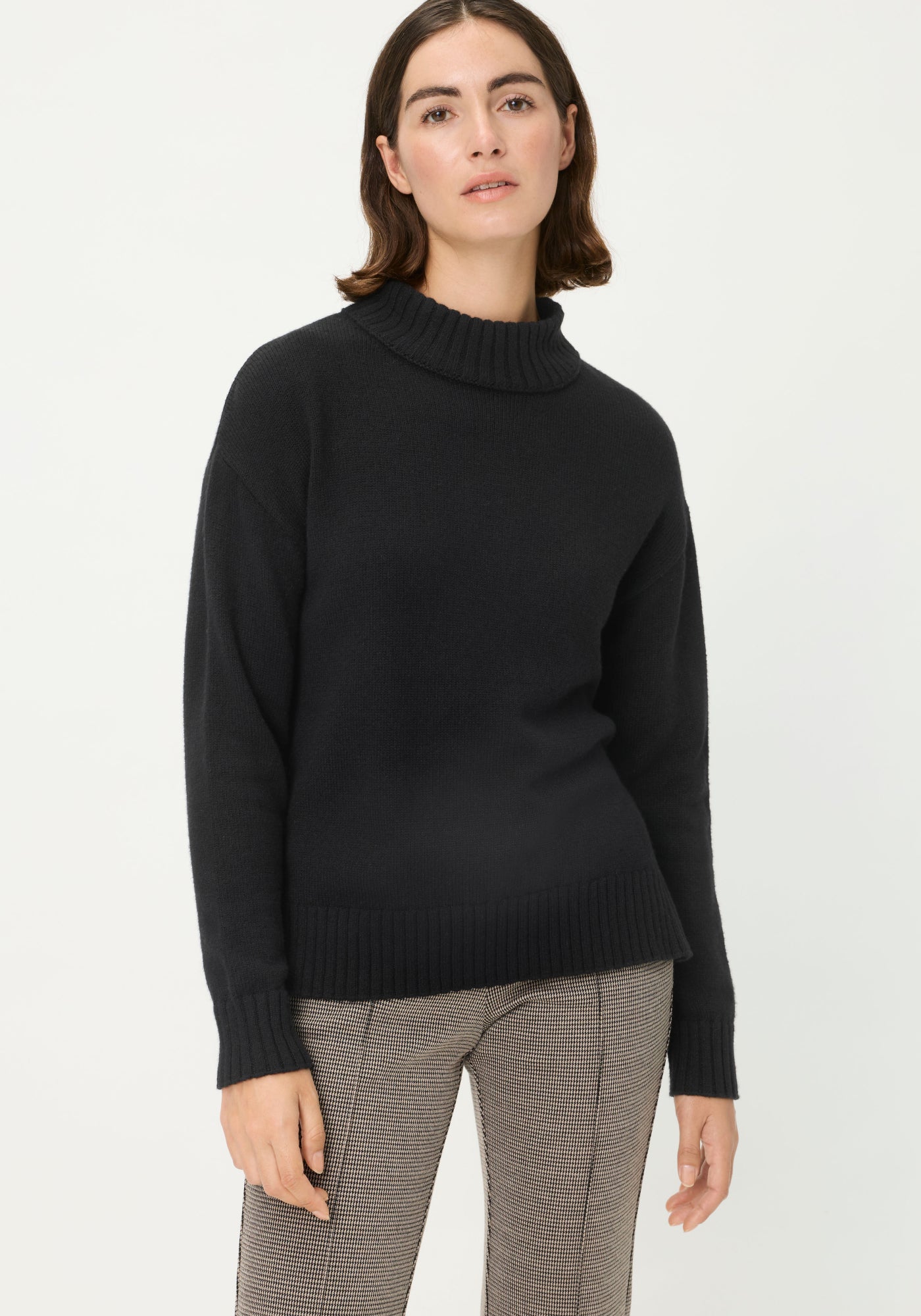 Long Sleeve Pullover in Black