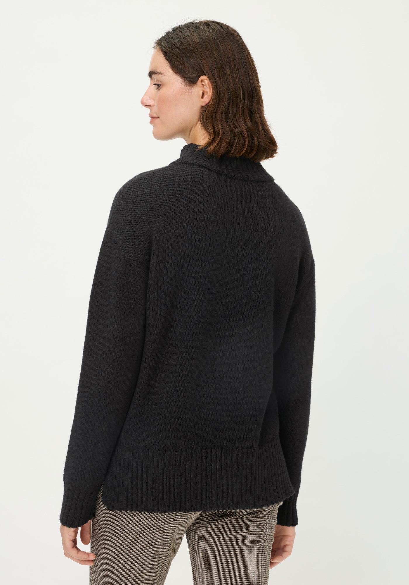 Long Sleeve Pullover in Black