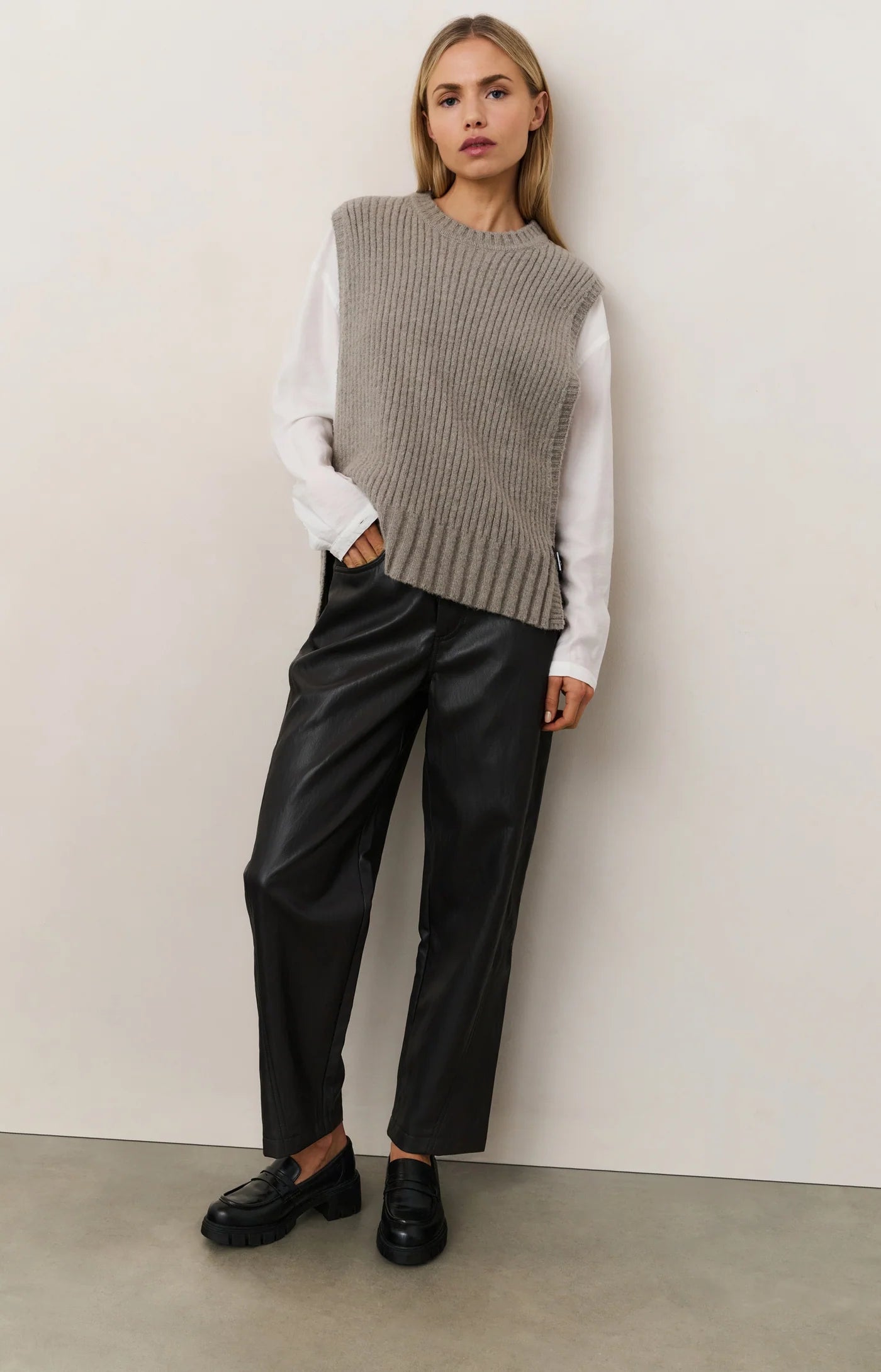 Faux Leather Carrot Fit Trouser in Anthracite/Brown