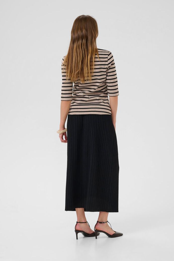 Alin V-Neck T-Shirt in Dune/Black
