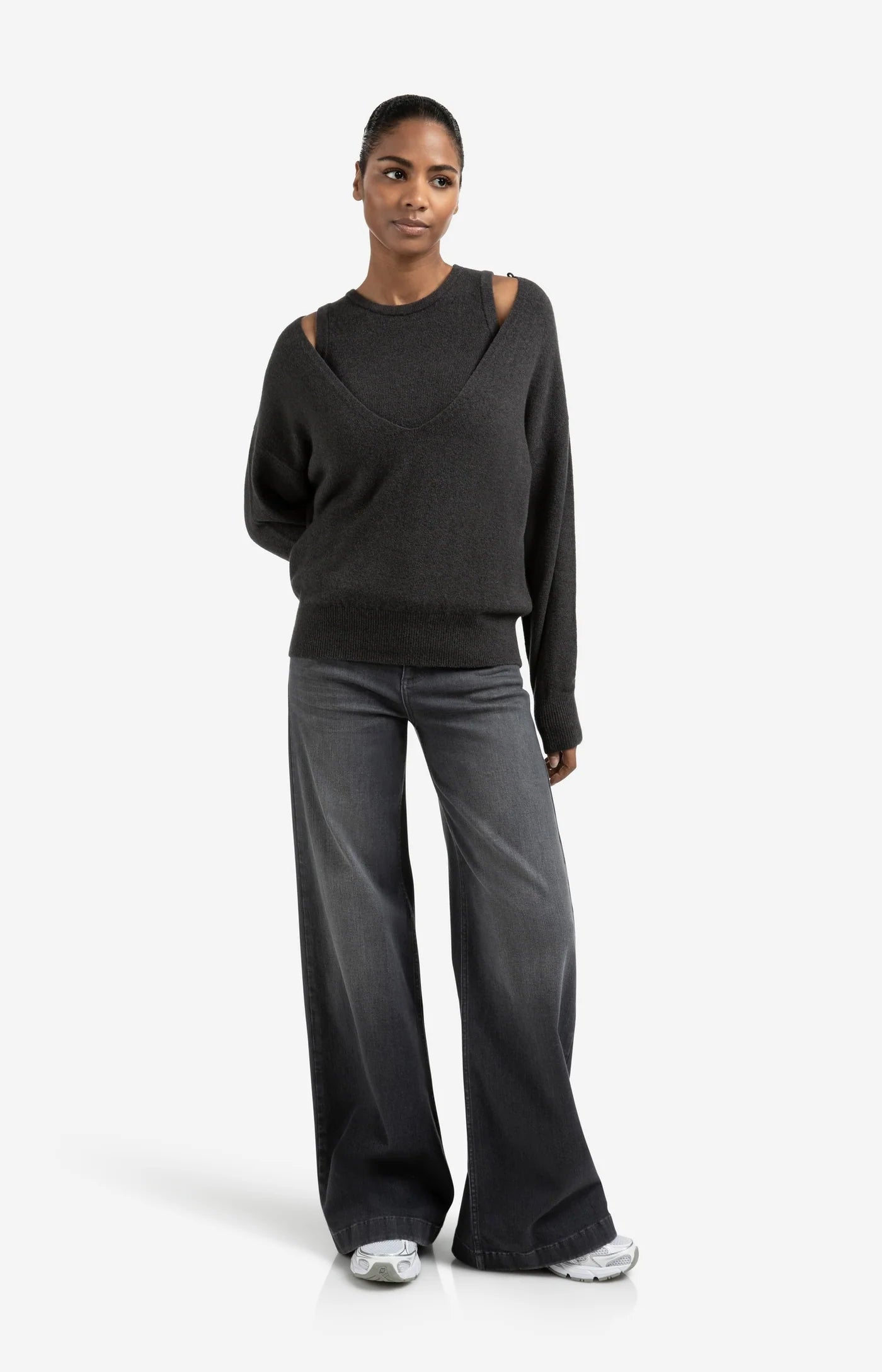 V-Neck Sweater in Oyster Black