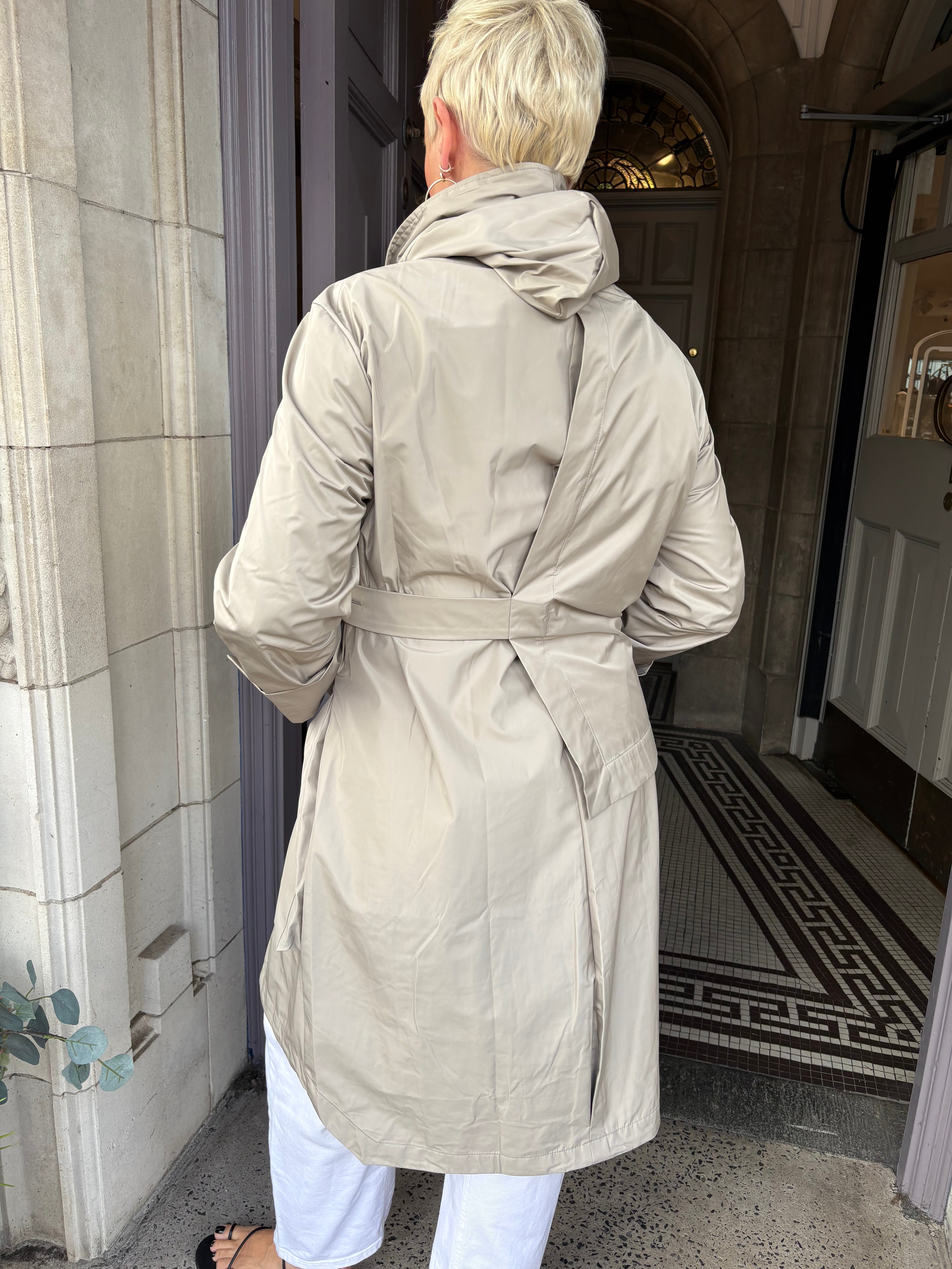 Aolias Raincoat in Greige