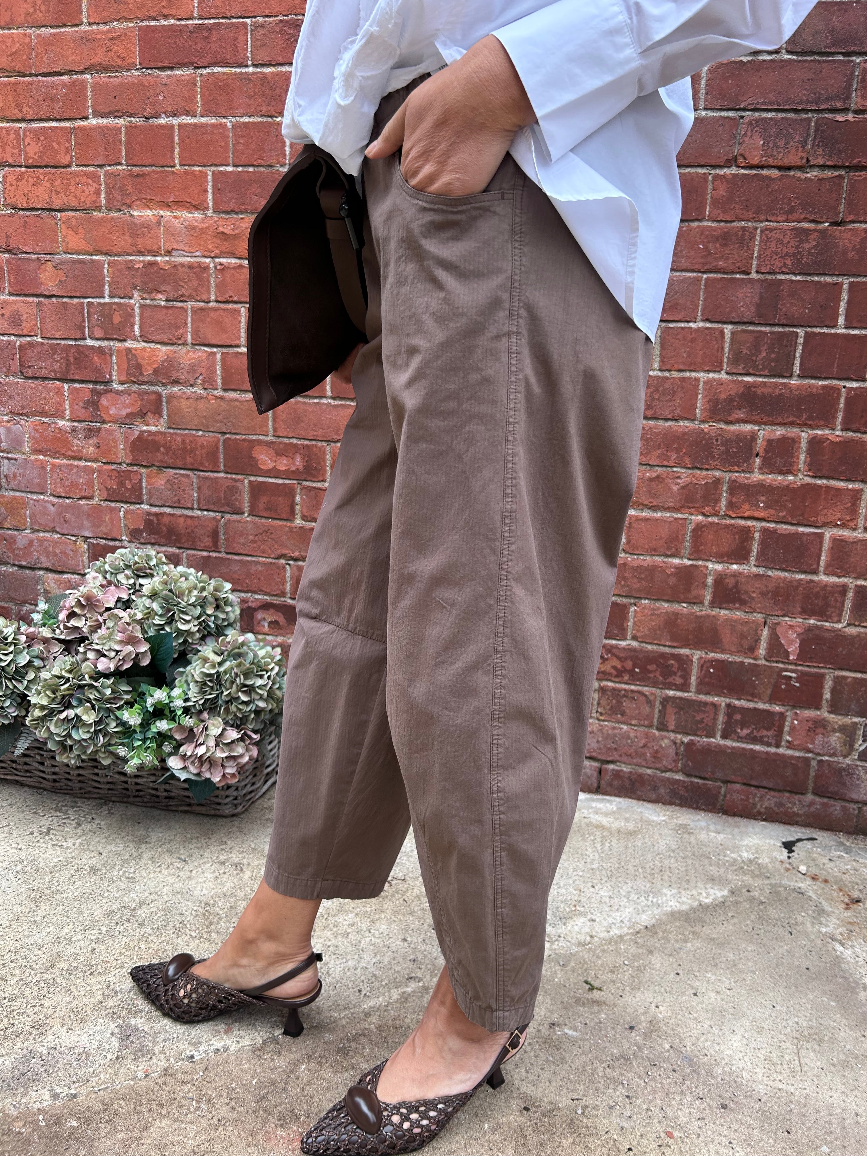Relaxed Tapered Trouser in Mocha