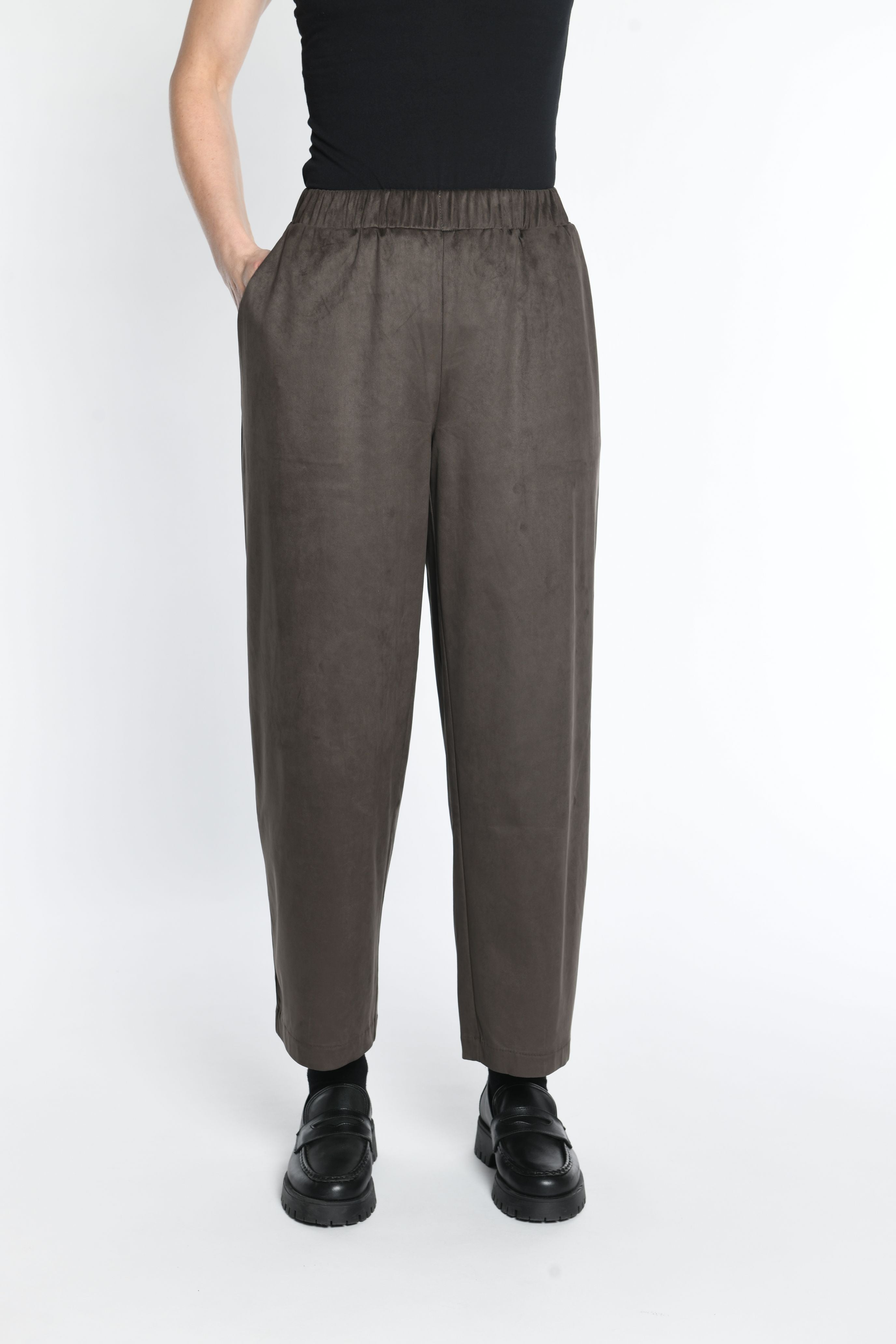 Relaxed Barrel Trousers in Chocolate