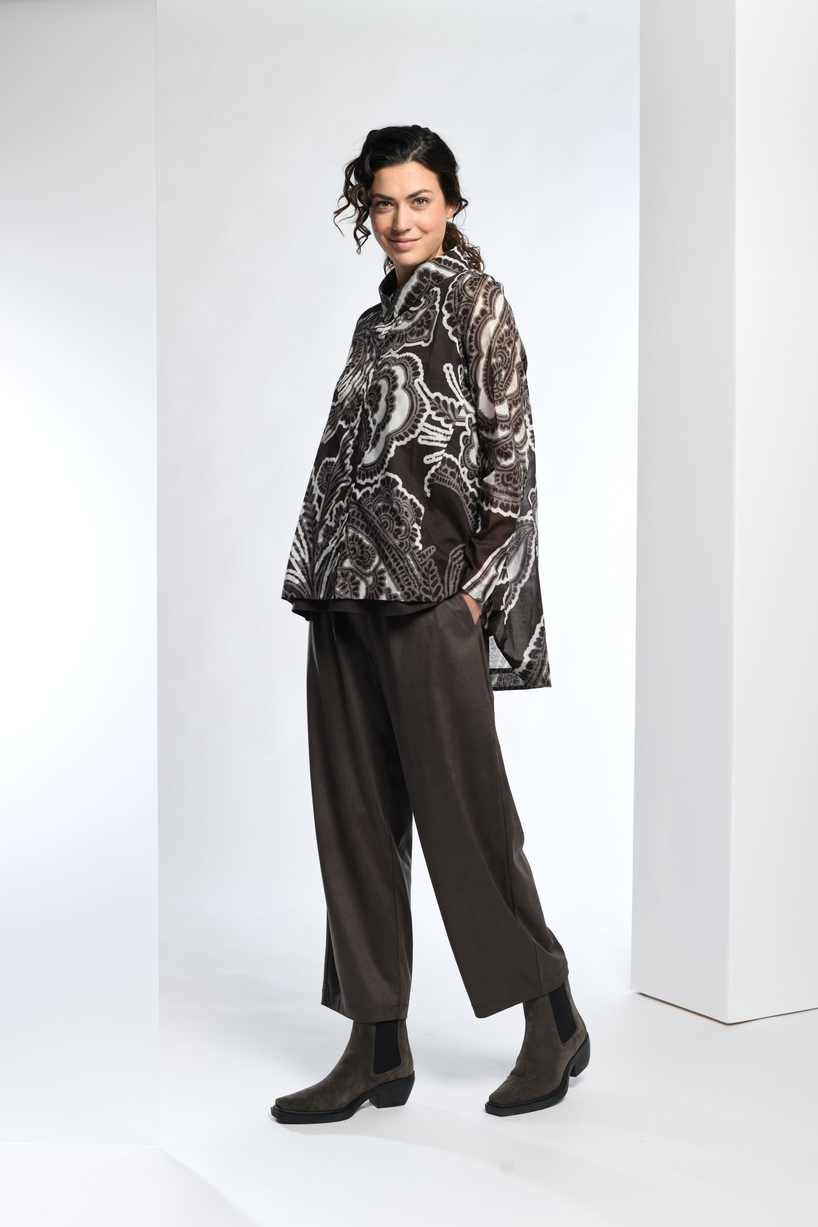 Relaxed Barrel Trousers in Chocolate