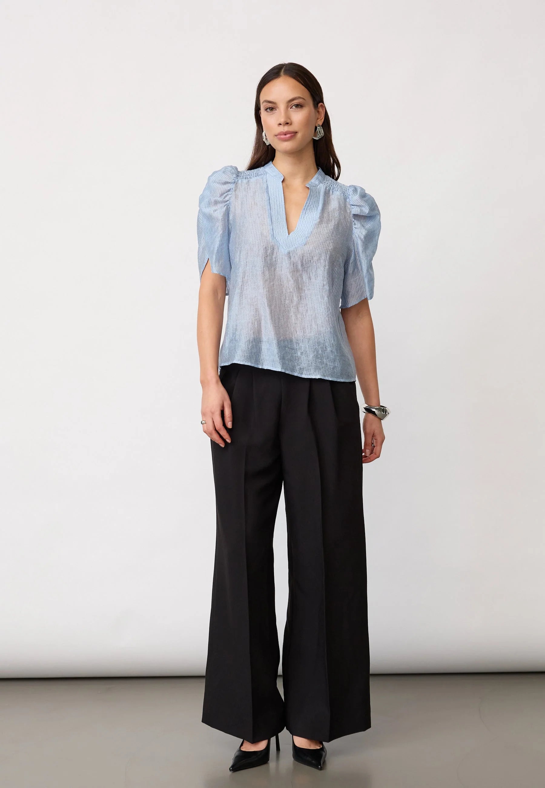 Sisucc V Blouse in Pale Blue