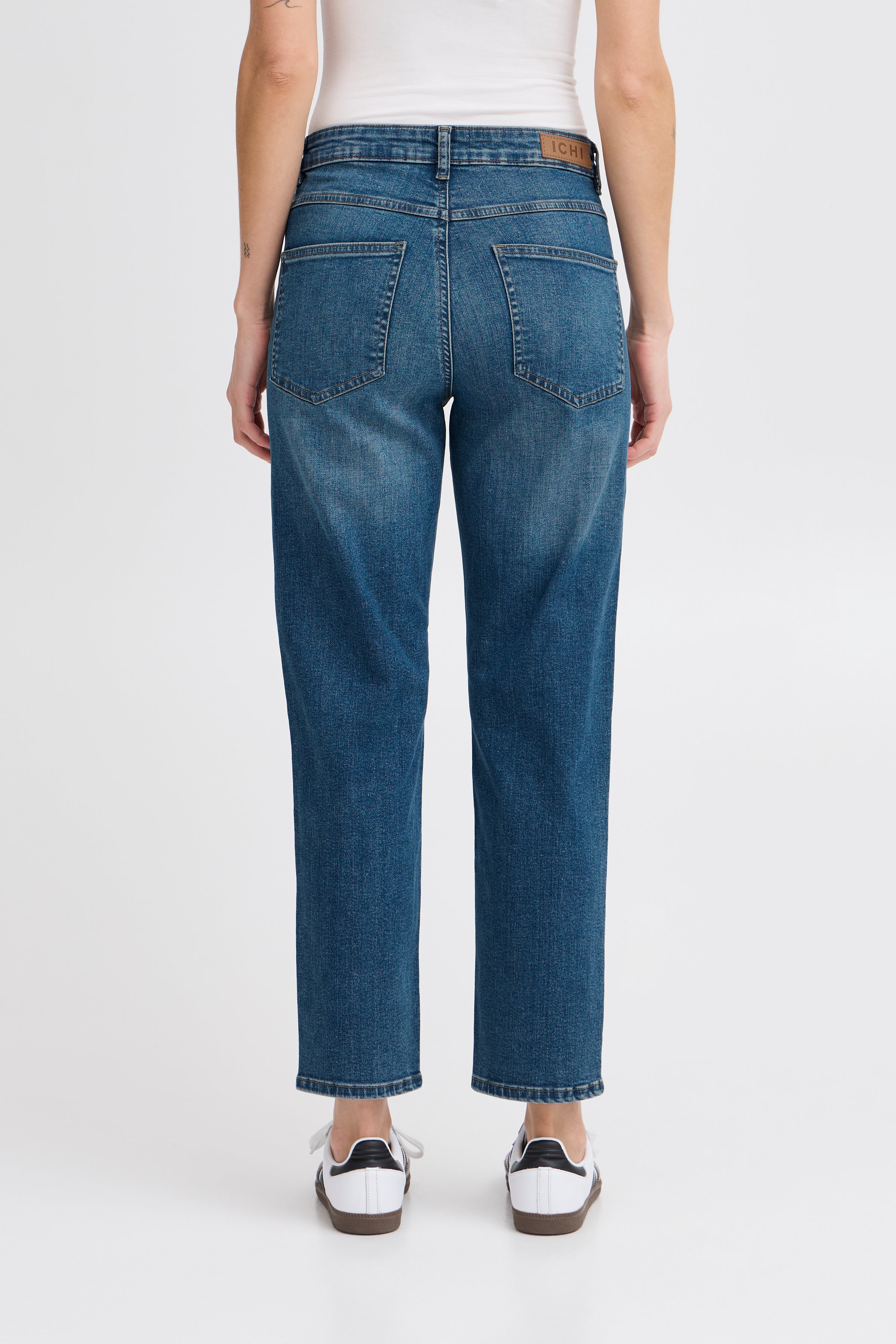 Twiggy Raven Cropped Jeans in Medium Blue