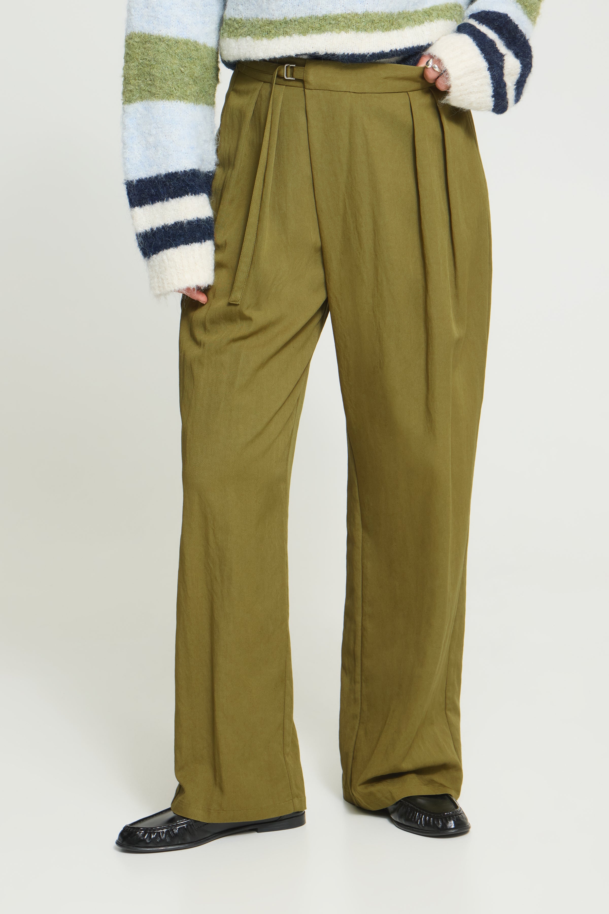 Leslie Trouser in Mayfly