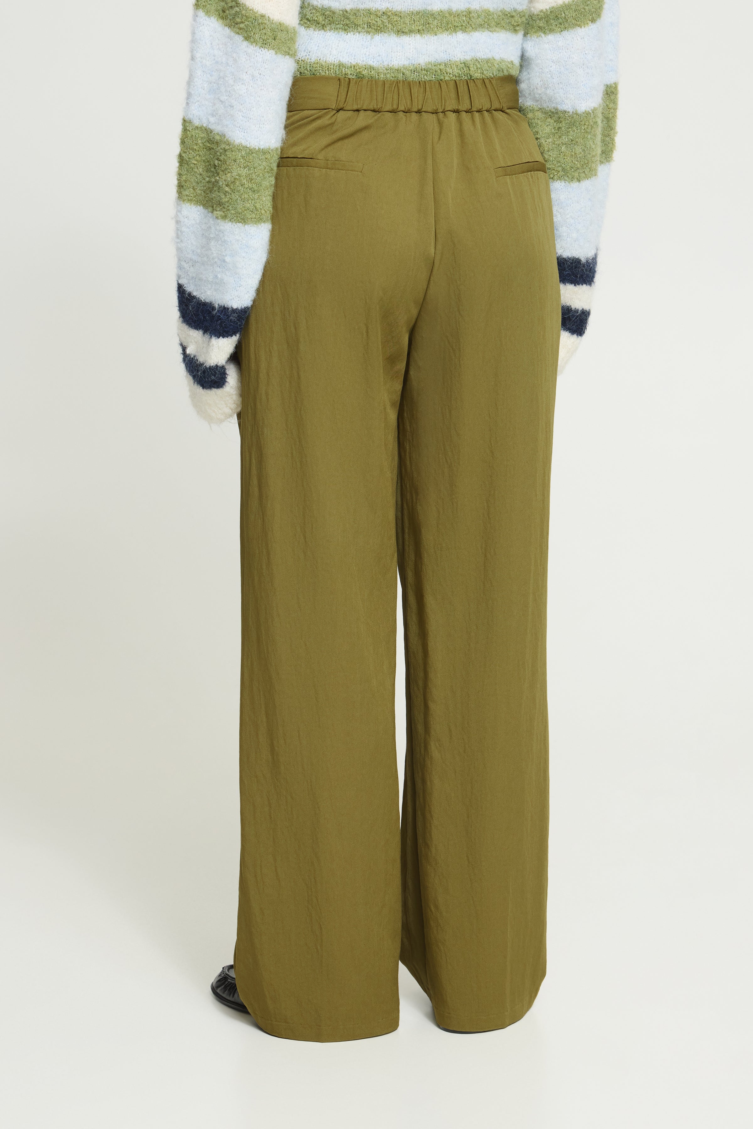 Leslie Trouser in Mayfly