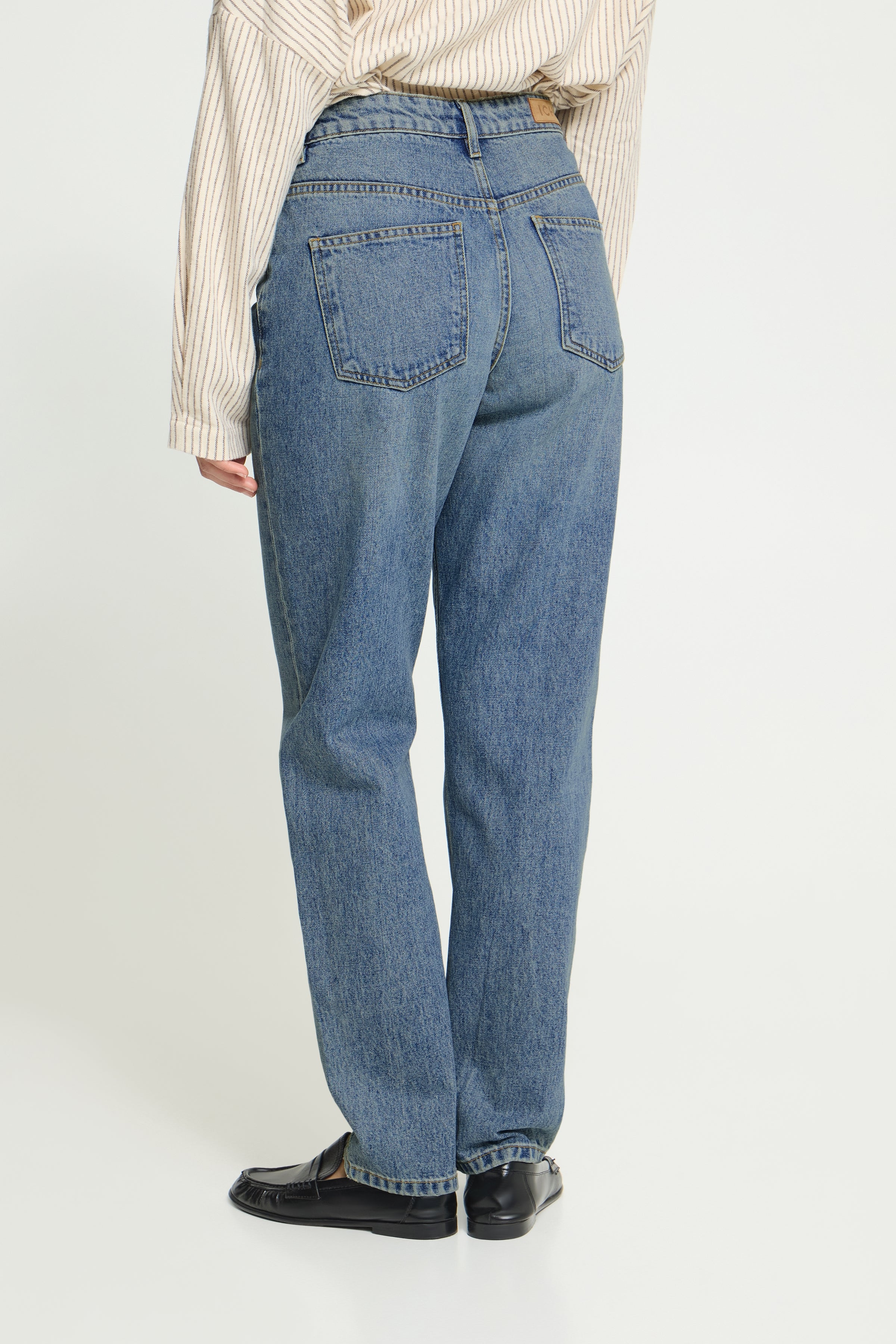 Julia Mom Jean in Washed Med