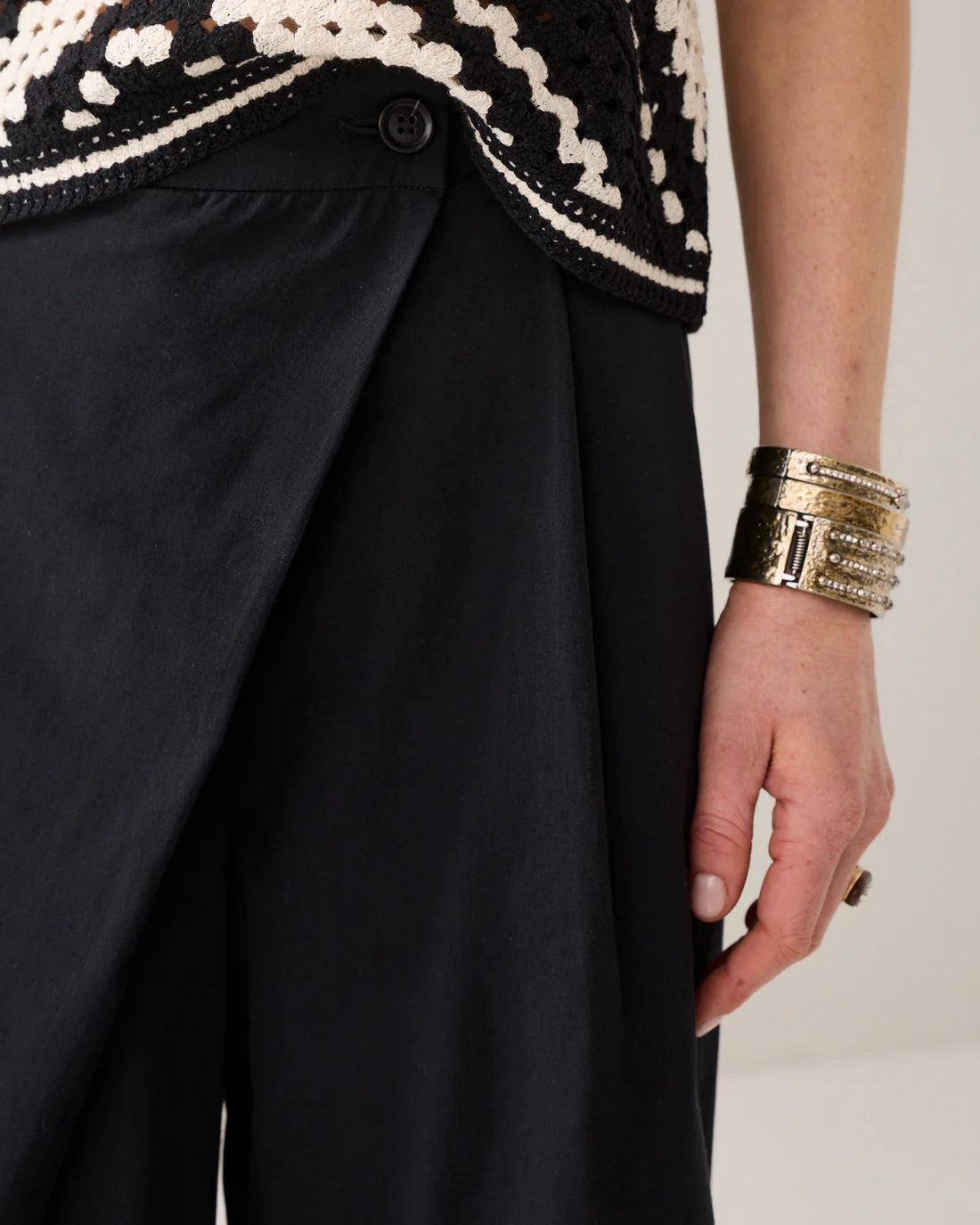 Bermuda Crossover Shorts in Black