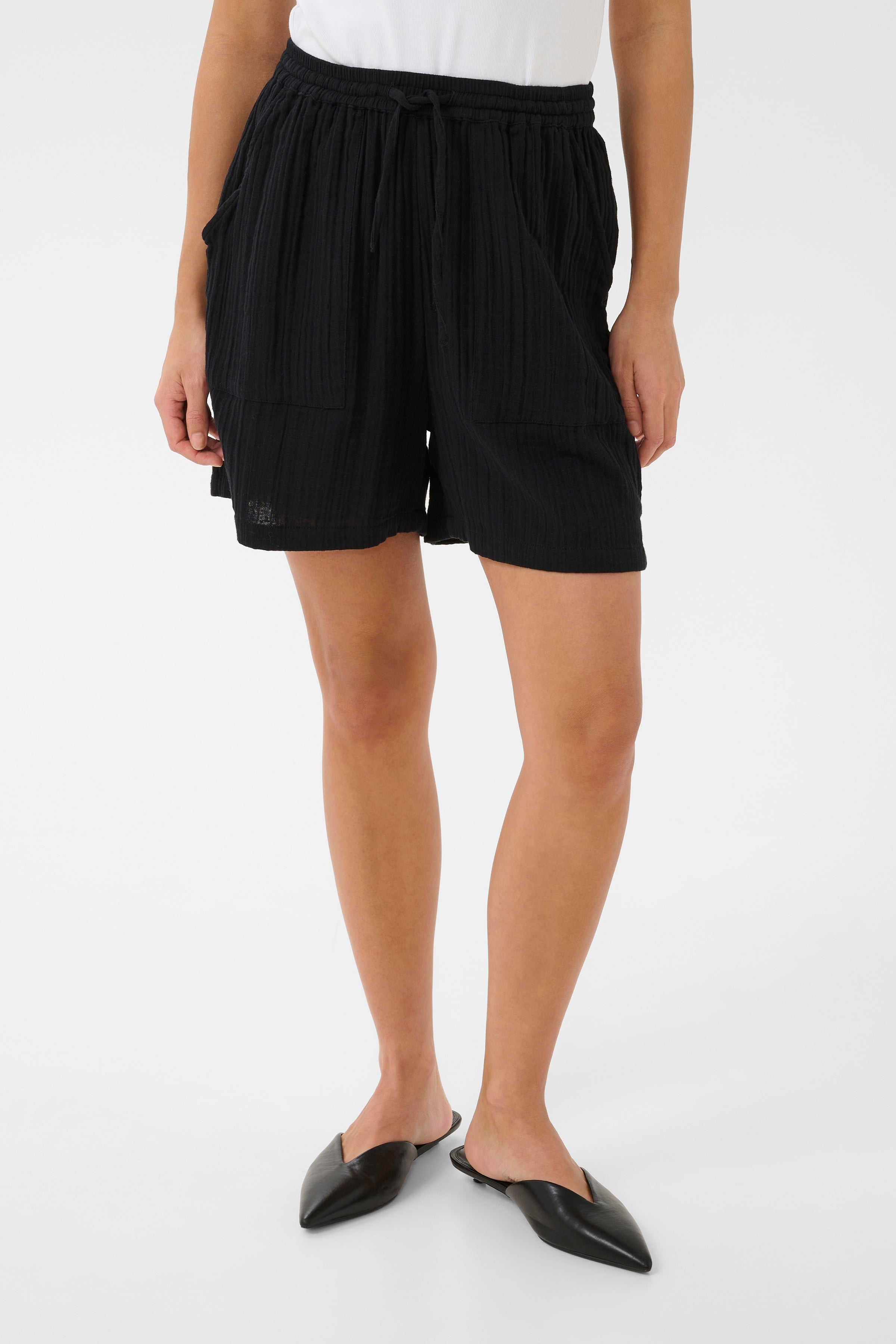 Penny Elina Shorts in Black