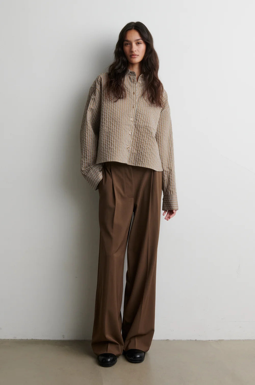 Vena Cropped Shirt in Camel