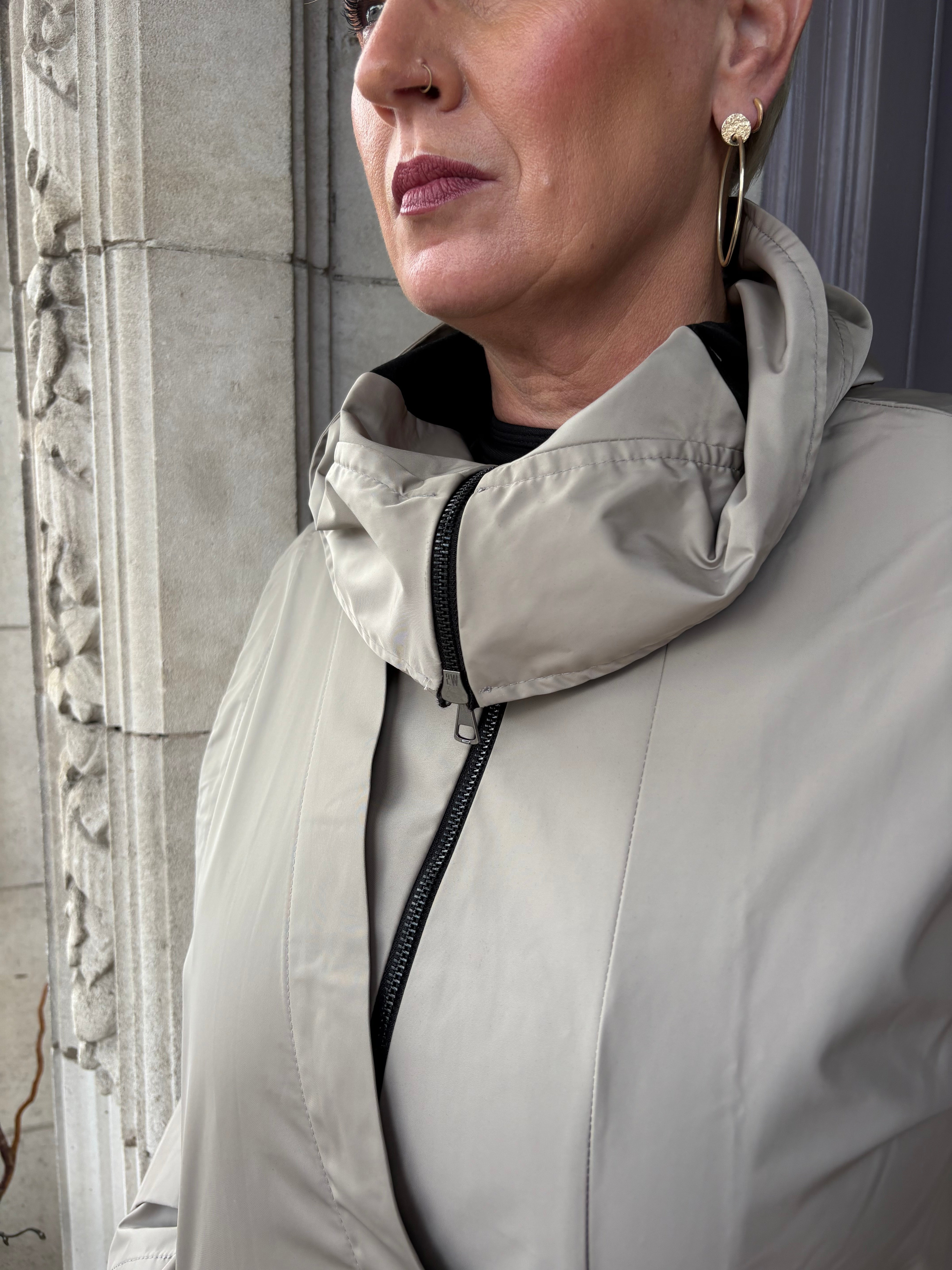 Aolias Raincoat in Greige