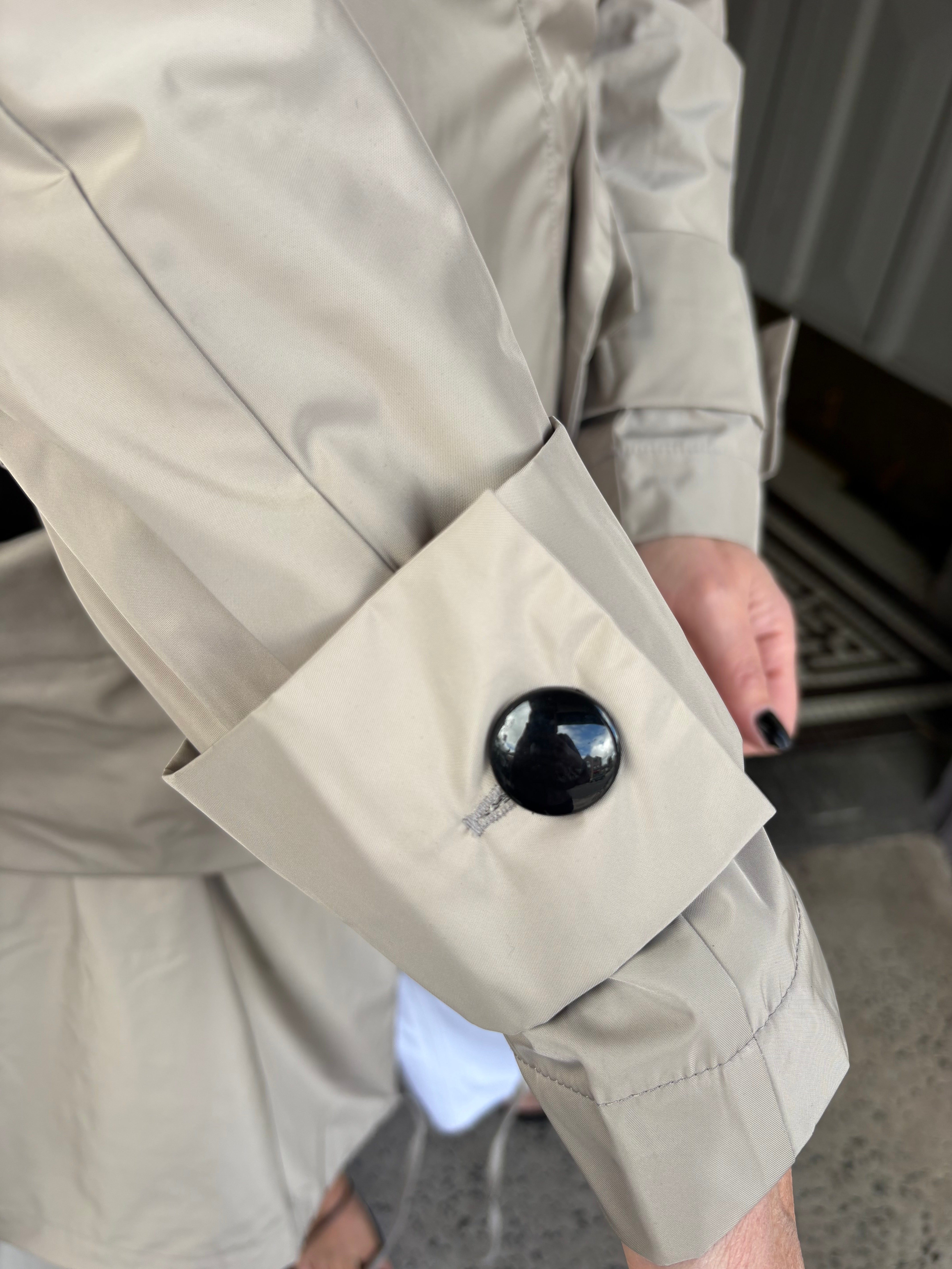 Aolias Raincoat in Greige