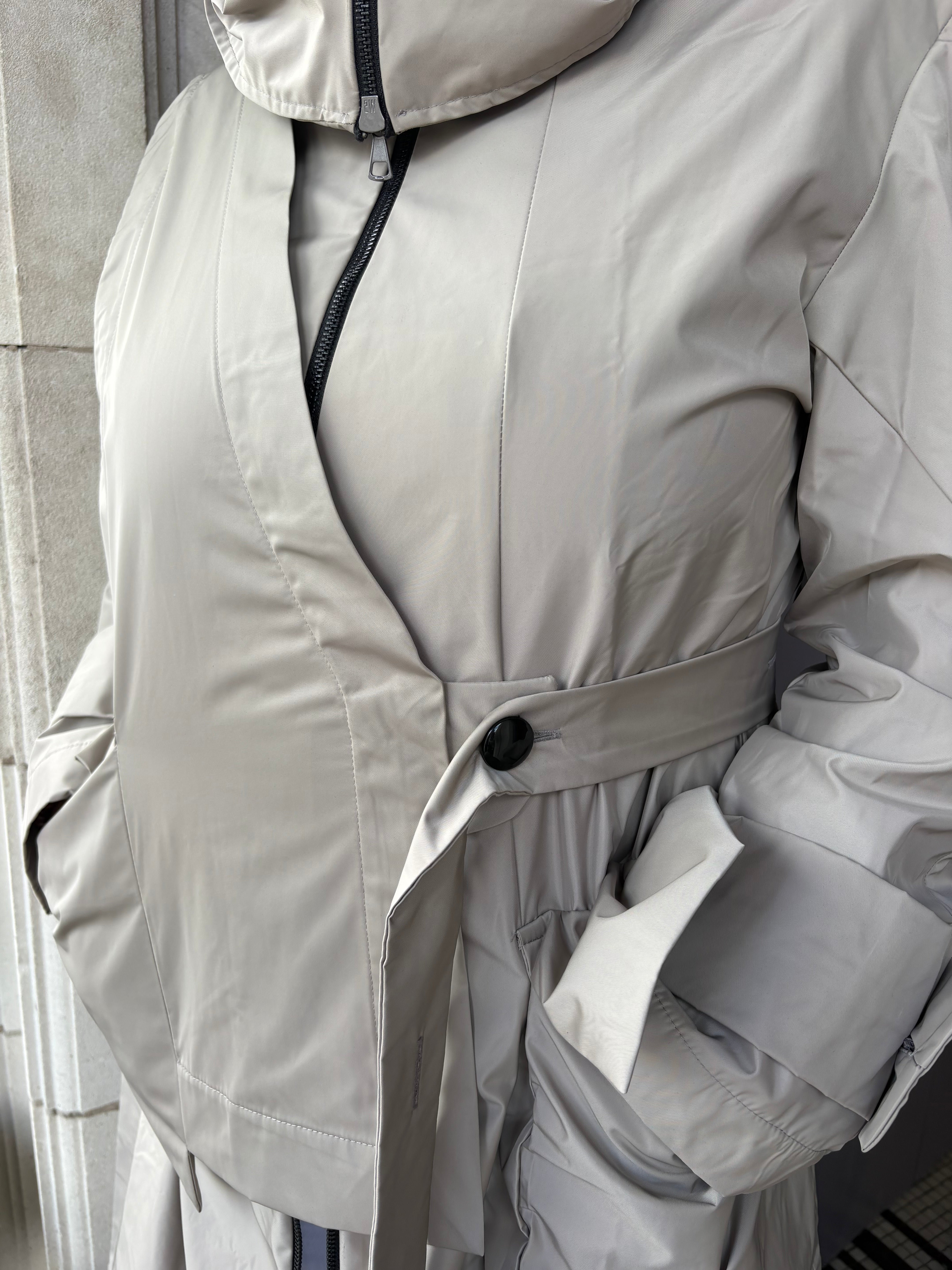 Aolias Raincoat in Greige