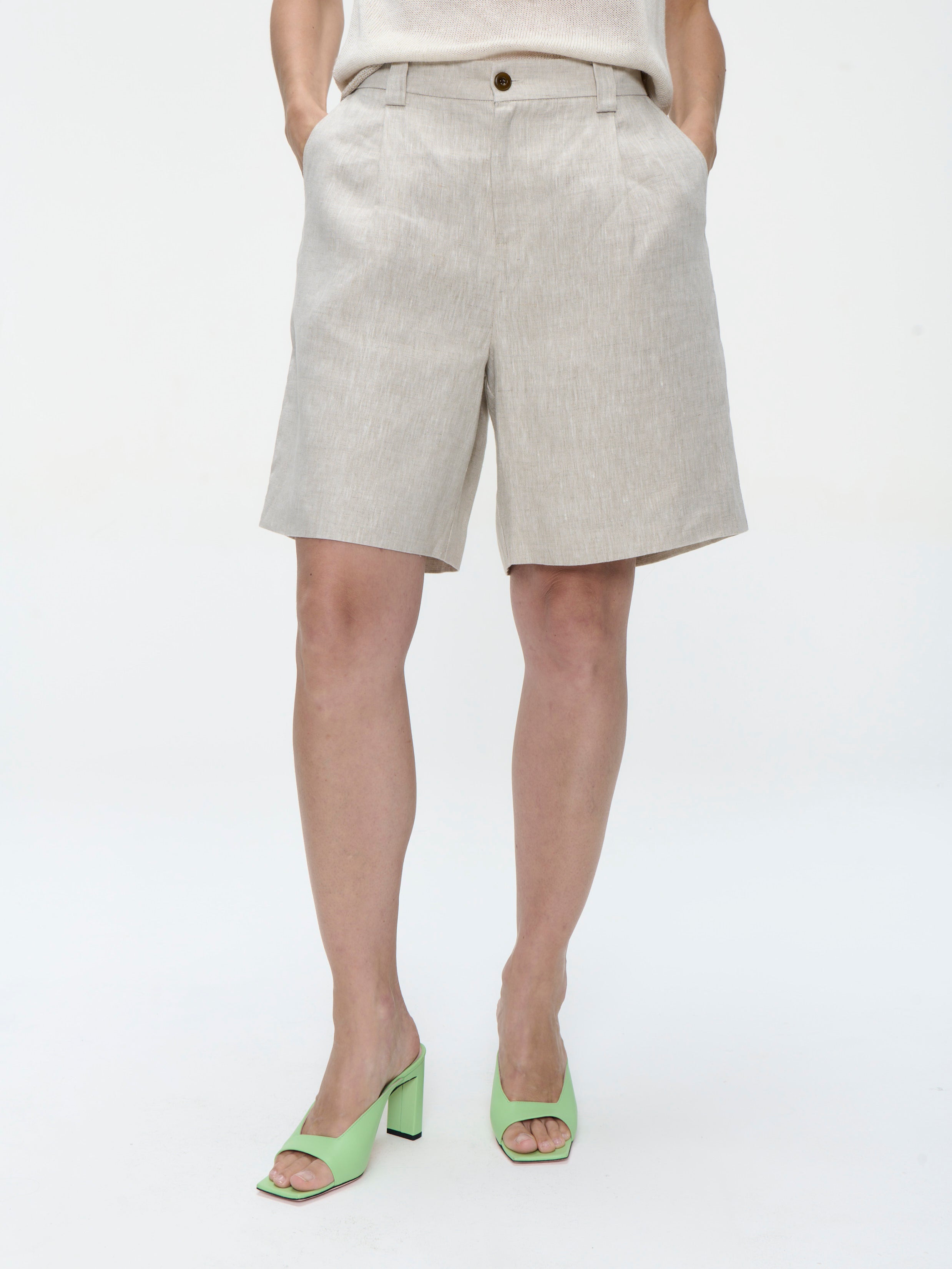 Nariko Linen Shorts in Beige