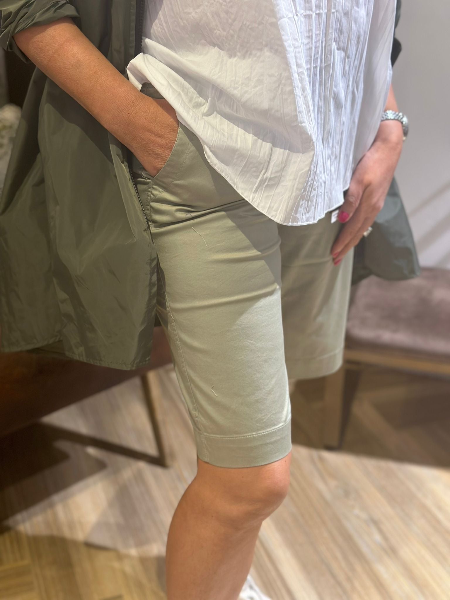 Short Casual Trouser in Light Khaki