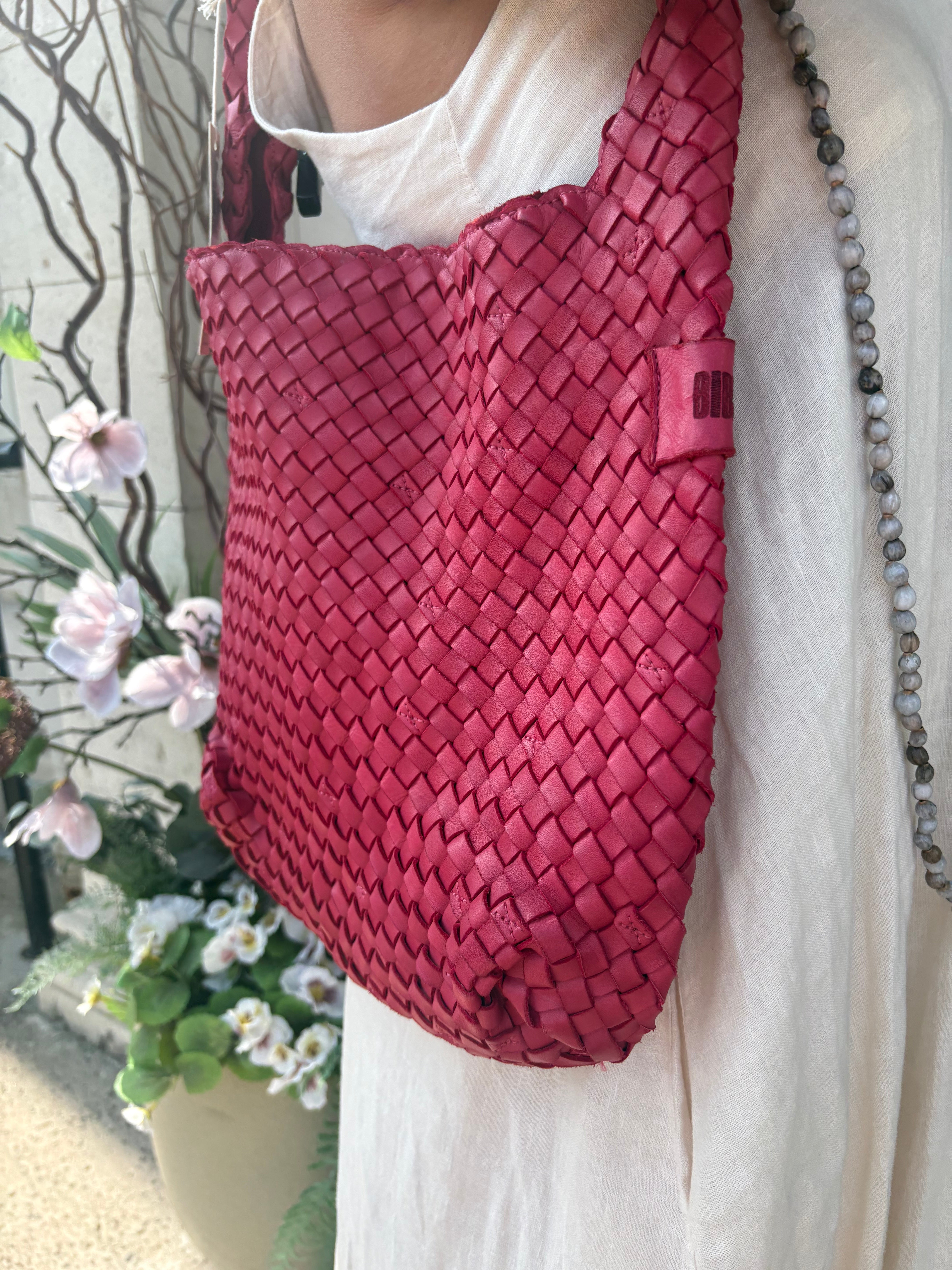 Killen Shoulder Bag in Fuchsia
