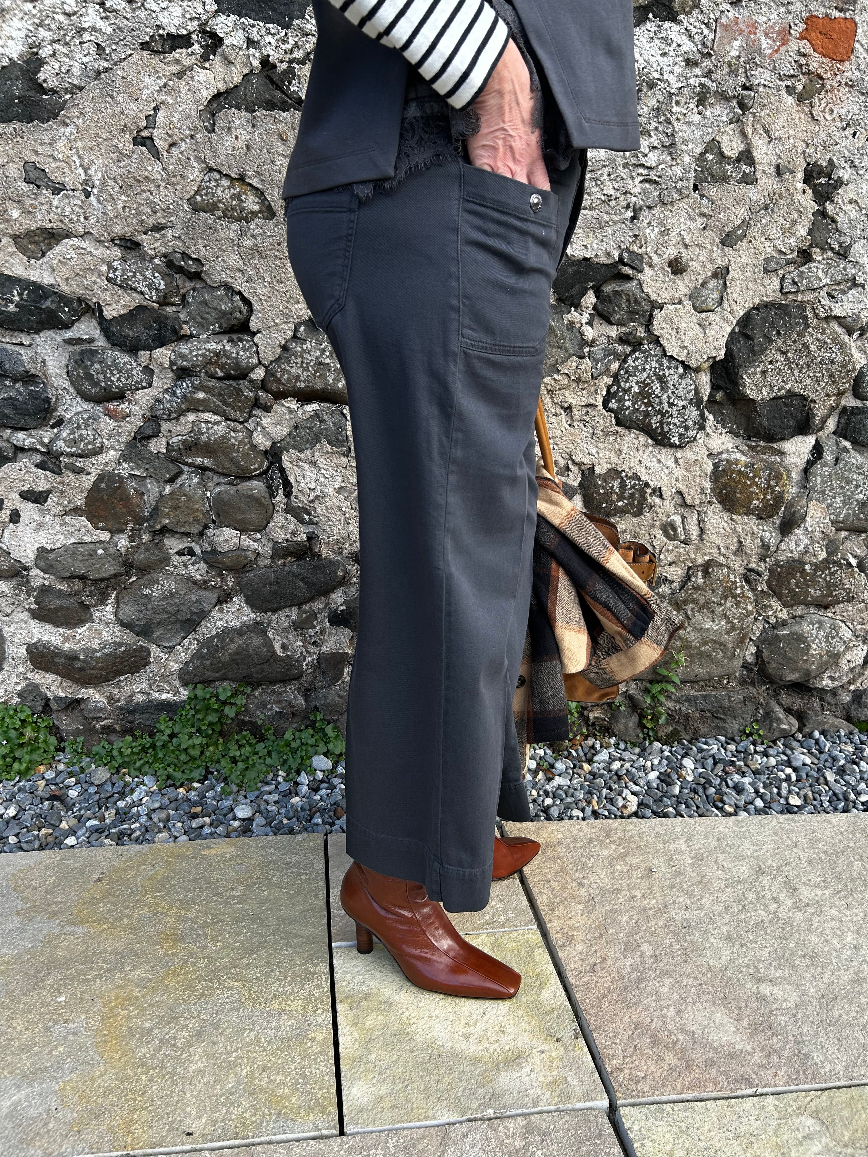 Miru 6/8 Buttons Jeans in Midnight Grey