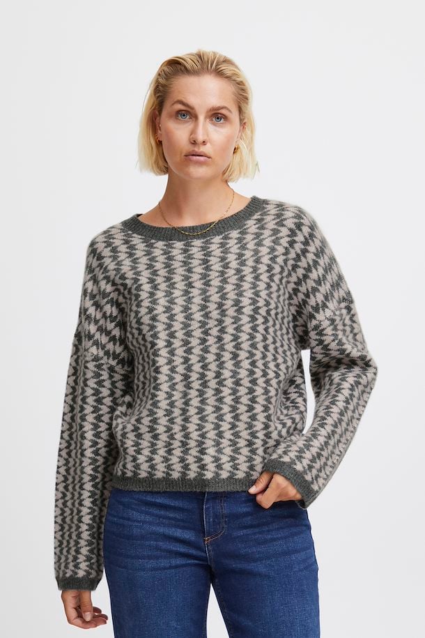 Knitted Pullover in Heather Rose