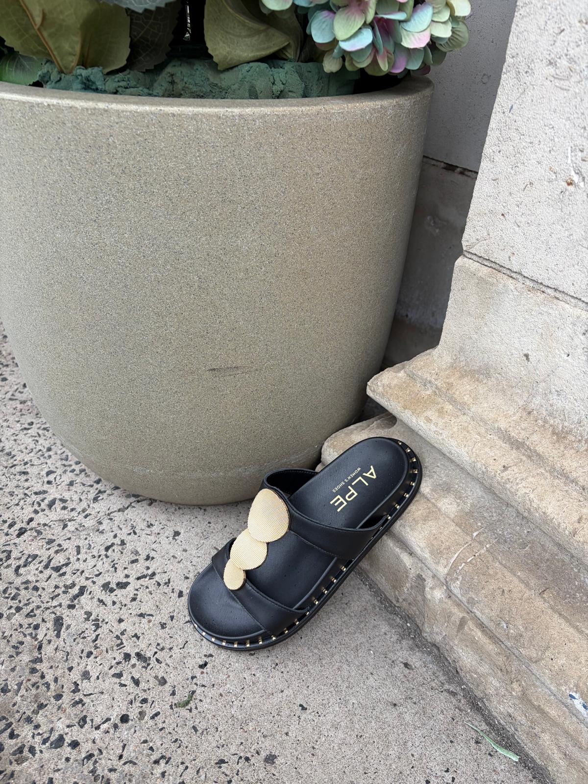 Becerro Sandal in Black