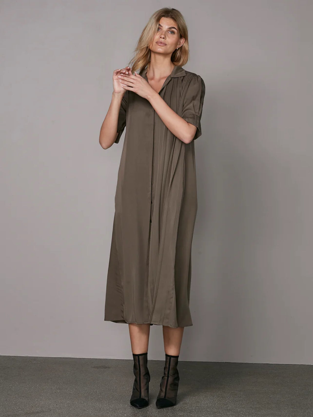 Ymke Pleated  Dress in Mud