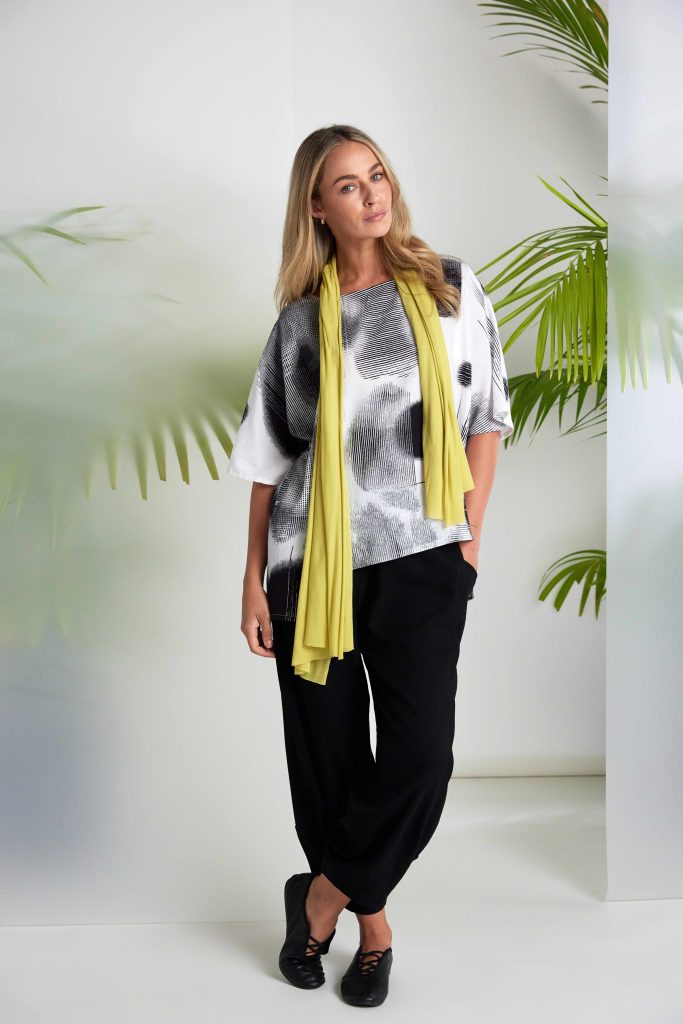 Soft Pull Up Trouser With Side Panel Pockets in Black