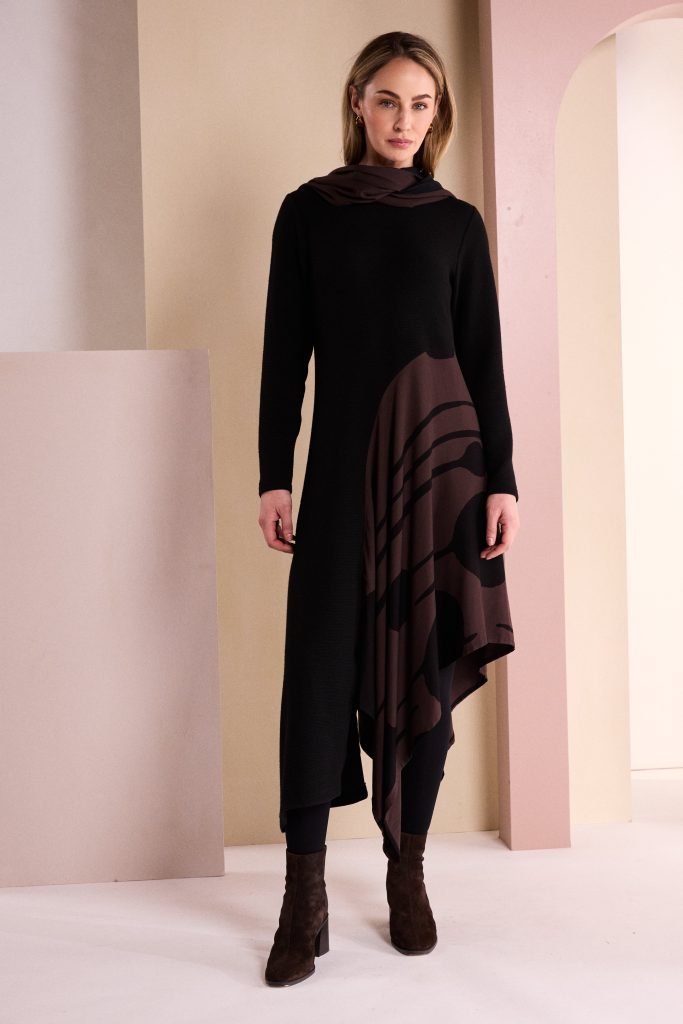 Curved Print Panel Dress in Black/Choko