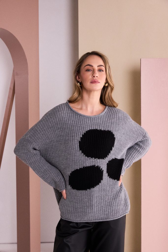 Round Neck Knit With Spot in Grey/Black