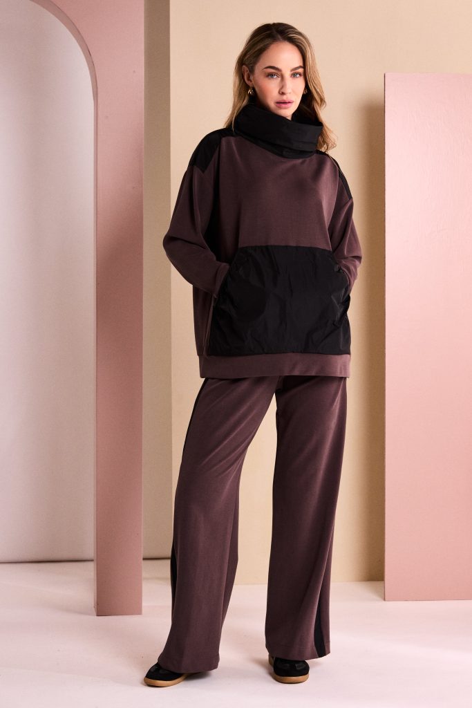 Top With Metal Scrunched Neck in Black/Choko